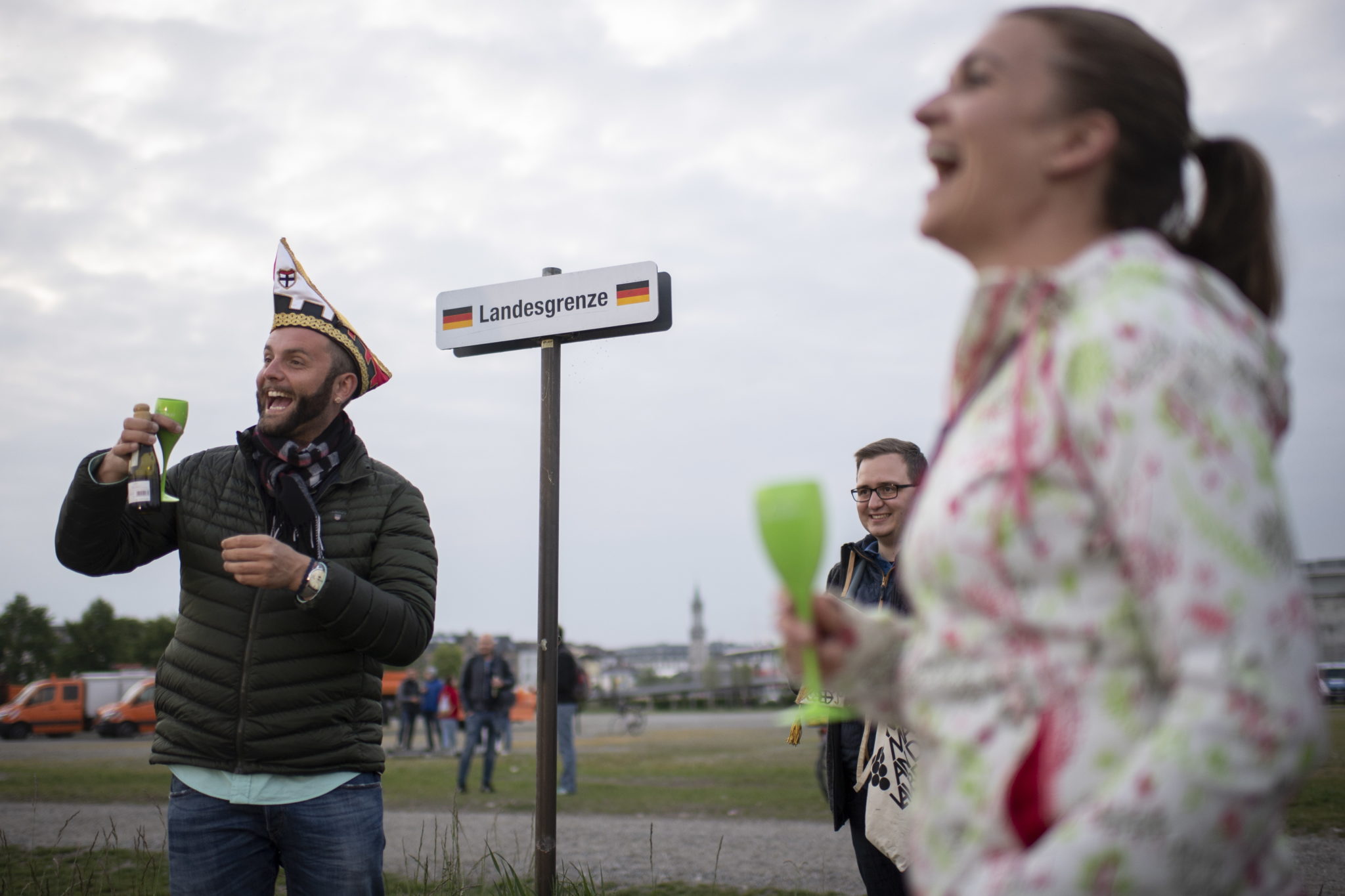 Mieszkańcy świętują ponowne otwarcie granicy między Kreuzlingen w Szwajcarii a miejscoowścią Constance w Niemczech przez członków obrony cywilnej w Kreuzlingen w Szwajcarii. To dwa przygraniczne miasta, która na czas pandemii zostały rozdzielone, fot. EPA/GIAN EHRENZELLER 