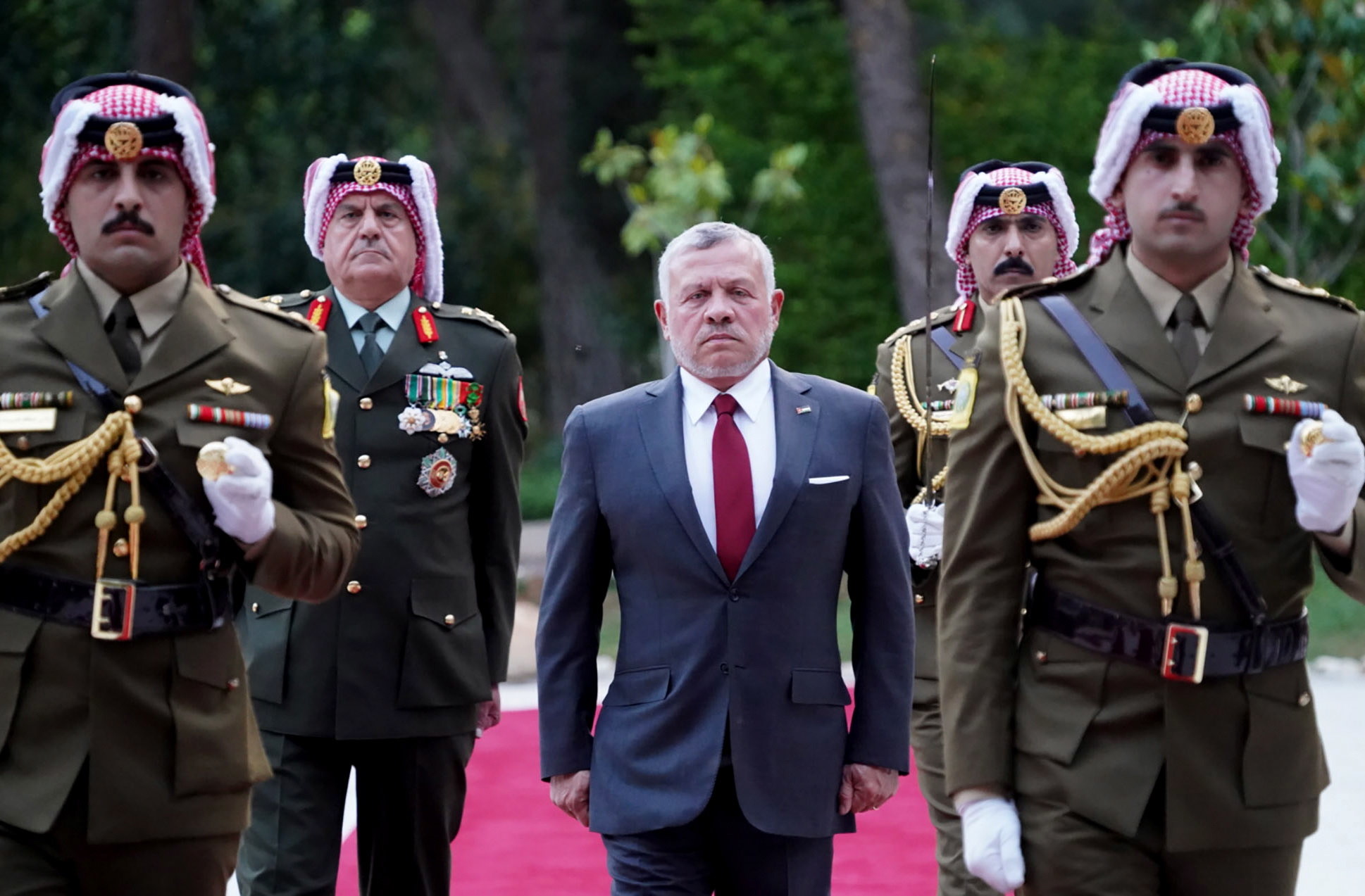 Jordania: król Jordanii Abdullaha II podczas ceremonii z okazji 74. rocznicy niepodległości kraju w Ammanie, fot. EPA/YOUSEF ALLAN/ROYAL HASHEMITE COURT