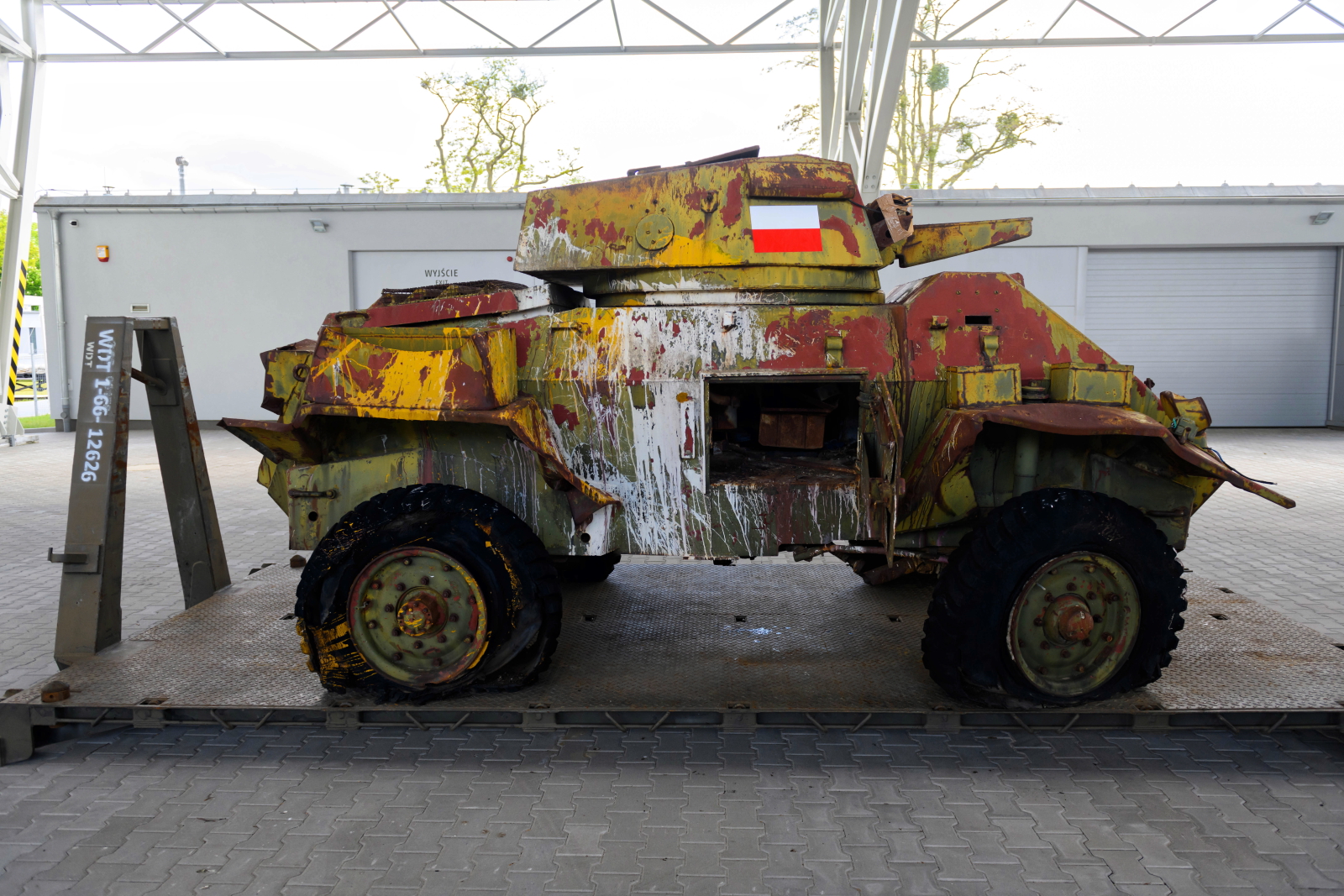 Muzeum Broni Pancernej w Poznaniu wzbogaciło się o pochodzący z II wojny światowej kanadyjski samochód pancerny Fox Fot. PAP/Jakub Kaczmarczyk