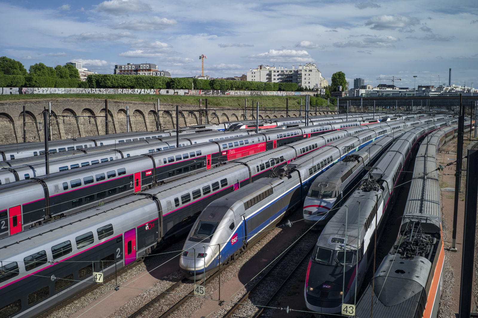 Nieczynne pociągi z powodu koronawirusa. Francja. Fot. EPA/YOAN VALAT 