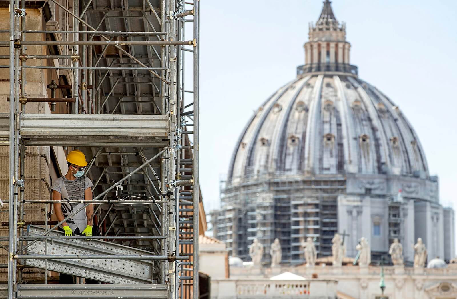 Życie we Włoszech wraca do normy fot. EPA/MASSIMO PERCOSSI 