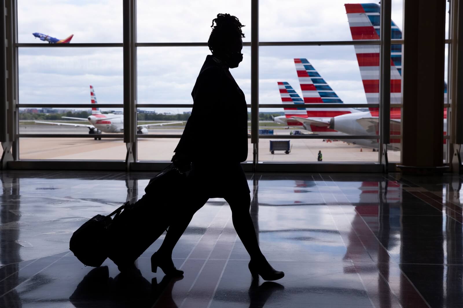Największe lotniska na świecie pozostają zamknięte fot. EPA/MICHAEL REYNOLDS 
