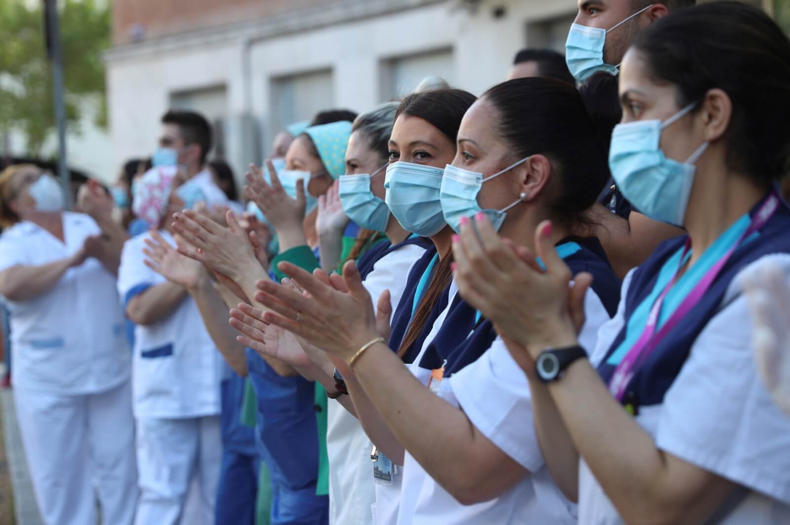 Aplauz dla pracowników hiszpańskiej służby zdrowia fot. EPA/Rodrigo Jimenez
