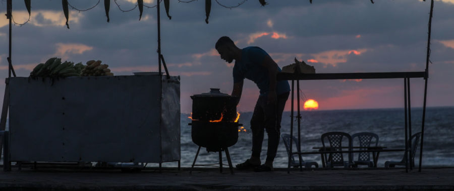 Zachód słońca w Strefie Gazy fot. EPA/MOHAMMED SABER