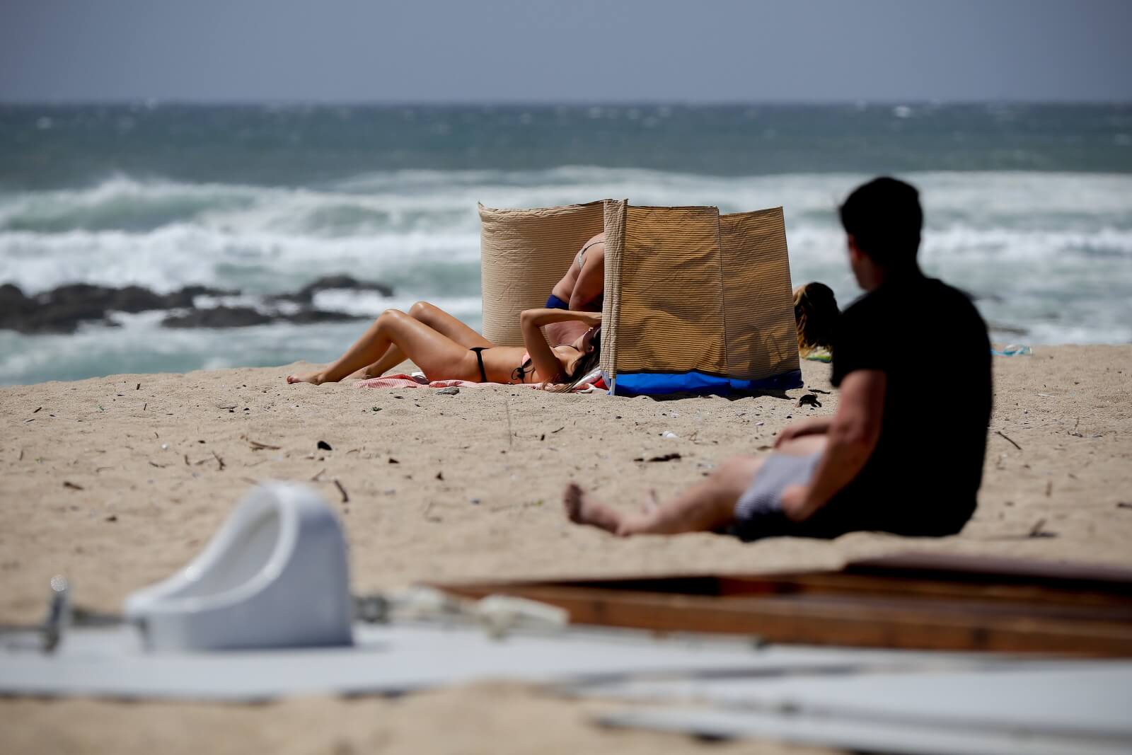 Plaże w Portugalii zapełniają się fot. EPA/MANUEL FERNANDO ARAUJO