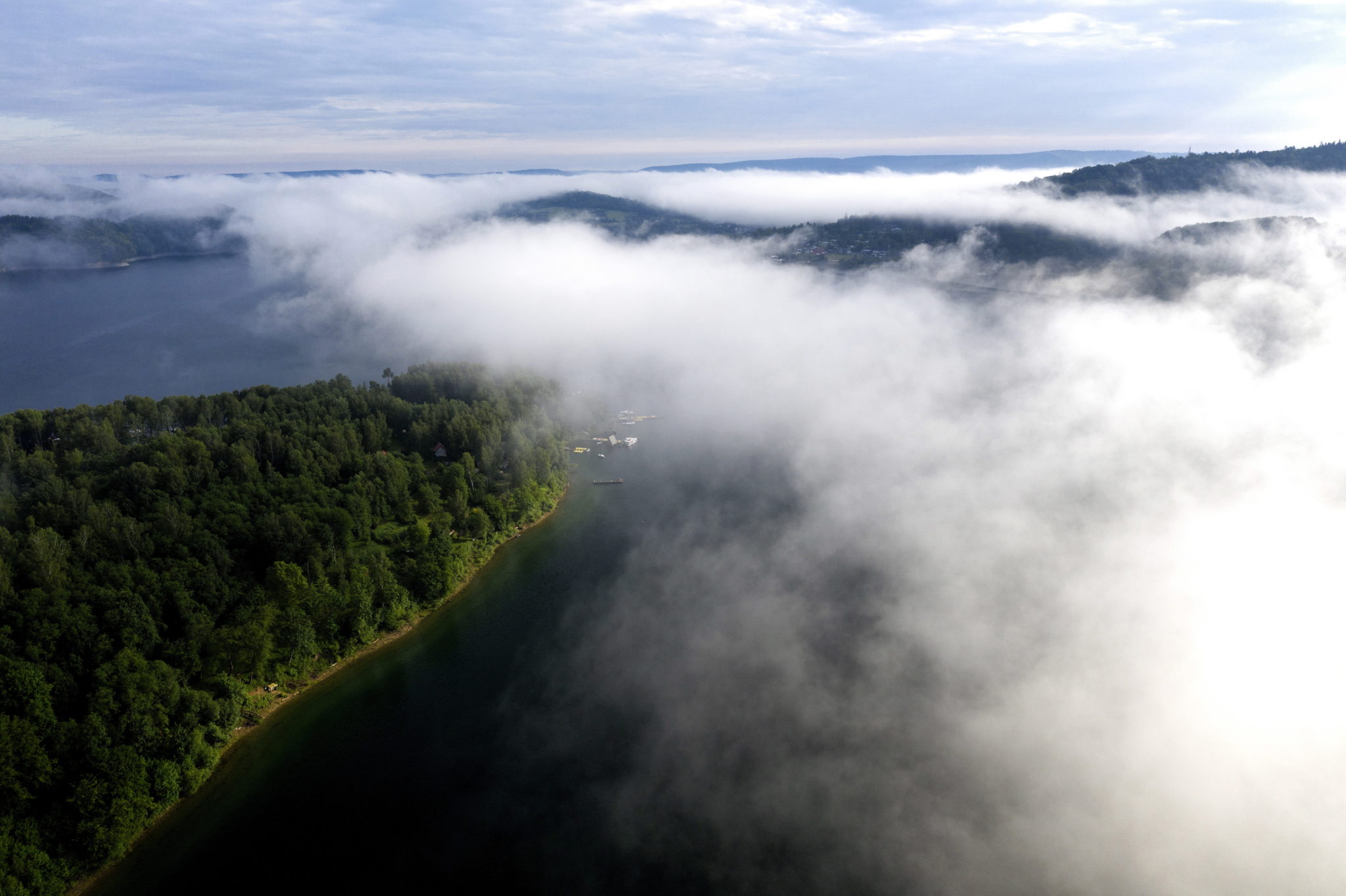 Polańczyk: poranne mgły nad Jeziorem Soliñskim w Bieszczadach,  fot. PAP/Darek Delmanowicz