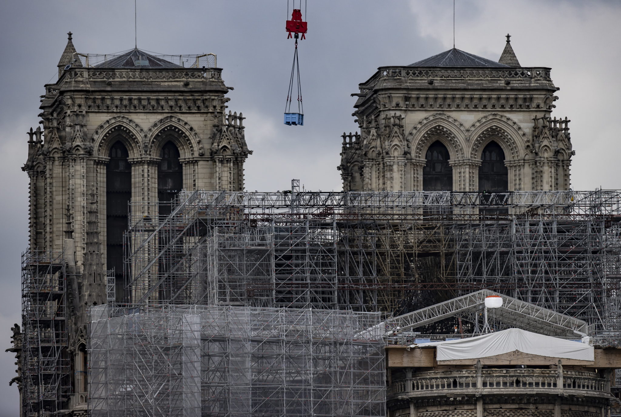Paryż: remont katedry Notre Dame, fot. EPA / IAN LANGSDON 