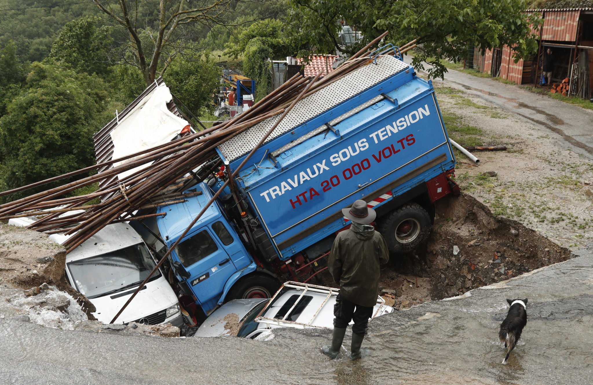 Zniszczenia po ulewnych deszczach na południu Francji. fot. EPA / GUILLAUME HORCAJUELO