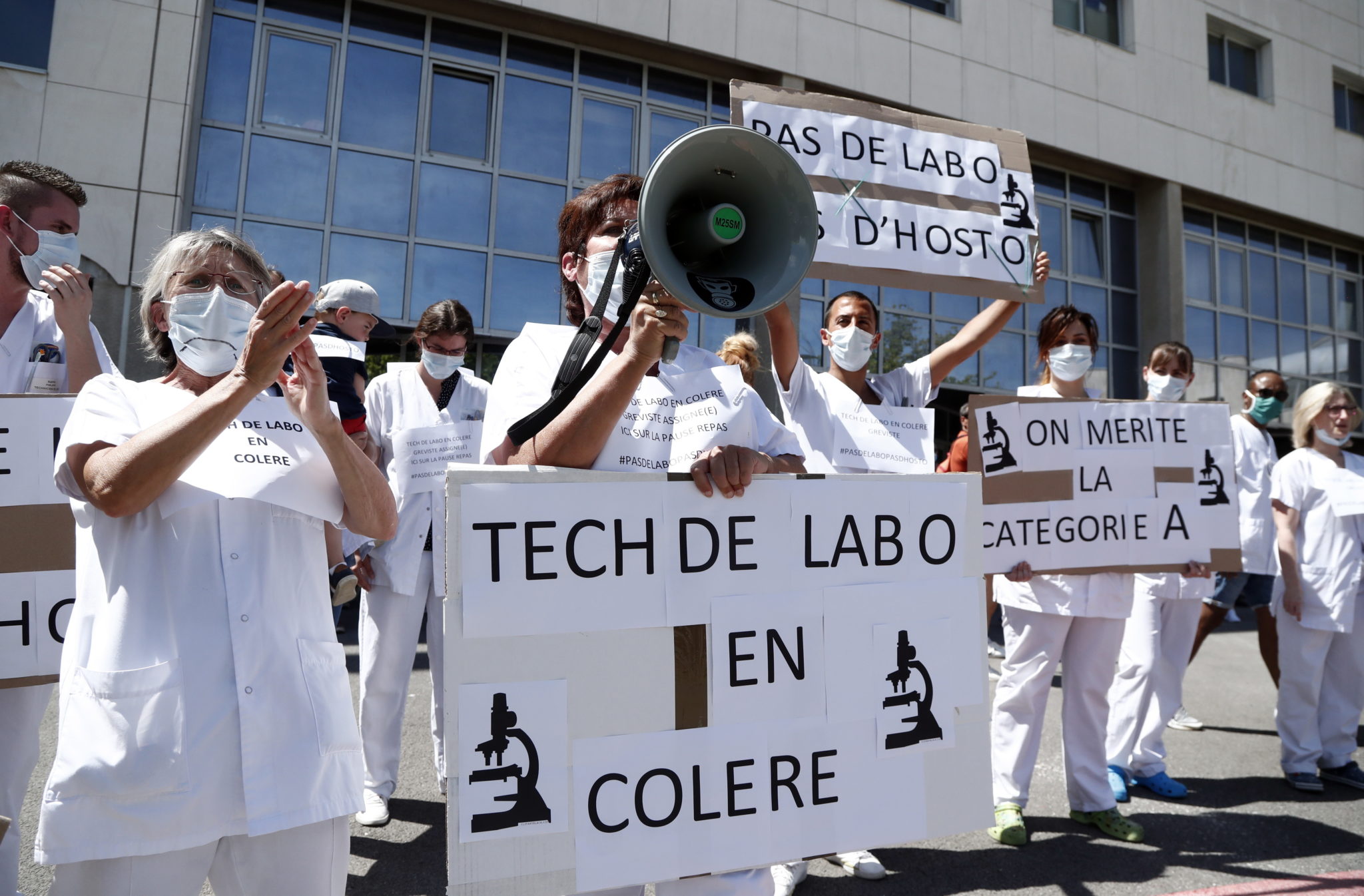 Francja, Montpellier: protest pracowników szpitala przeciwko polityce rządu i w walce o lepsze warunki zatrudnienia, fot. EPA/GUILLAUME HORCAJUELO 
