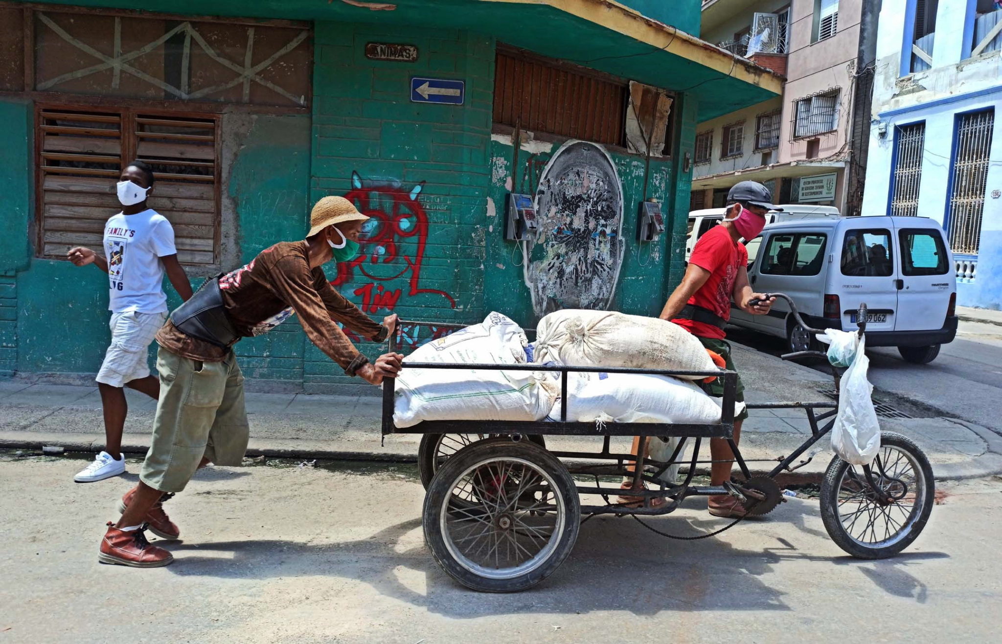 Codienne życie w Hawanie na Kubie... fot. EPA/Ernesto Mastrascusa 
Dostawca: PAP/EPA.