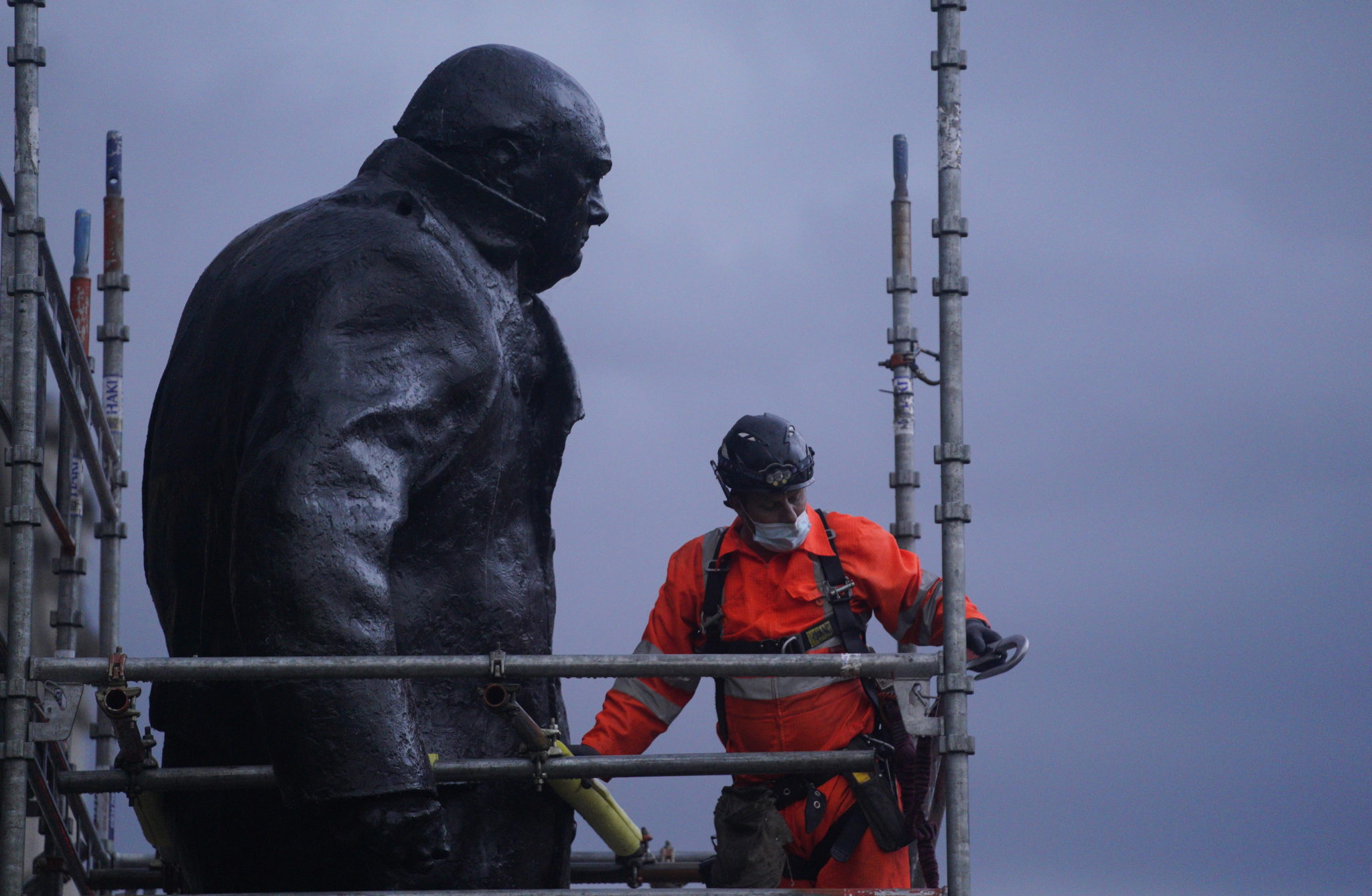 Wielka Brytania, Londyn: przygotowanie do demontażu posągu posągu byłego premiera Wielkiej Brytanii Winstona Churchilla w Parliament Square w centrum Londynu, Jego pomnik został niedawno oblany farbą i rozpoczęła się debata publiczna o usunięciu monumentu.fot.  EPA / WILL OLIVER