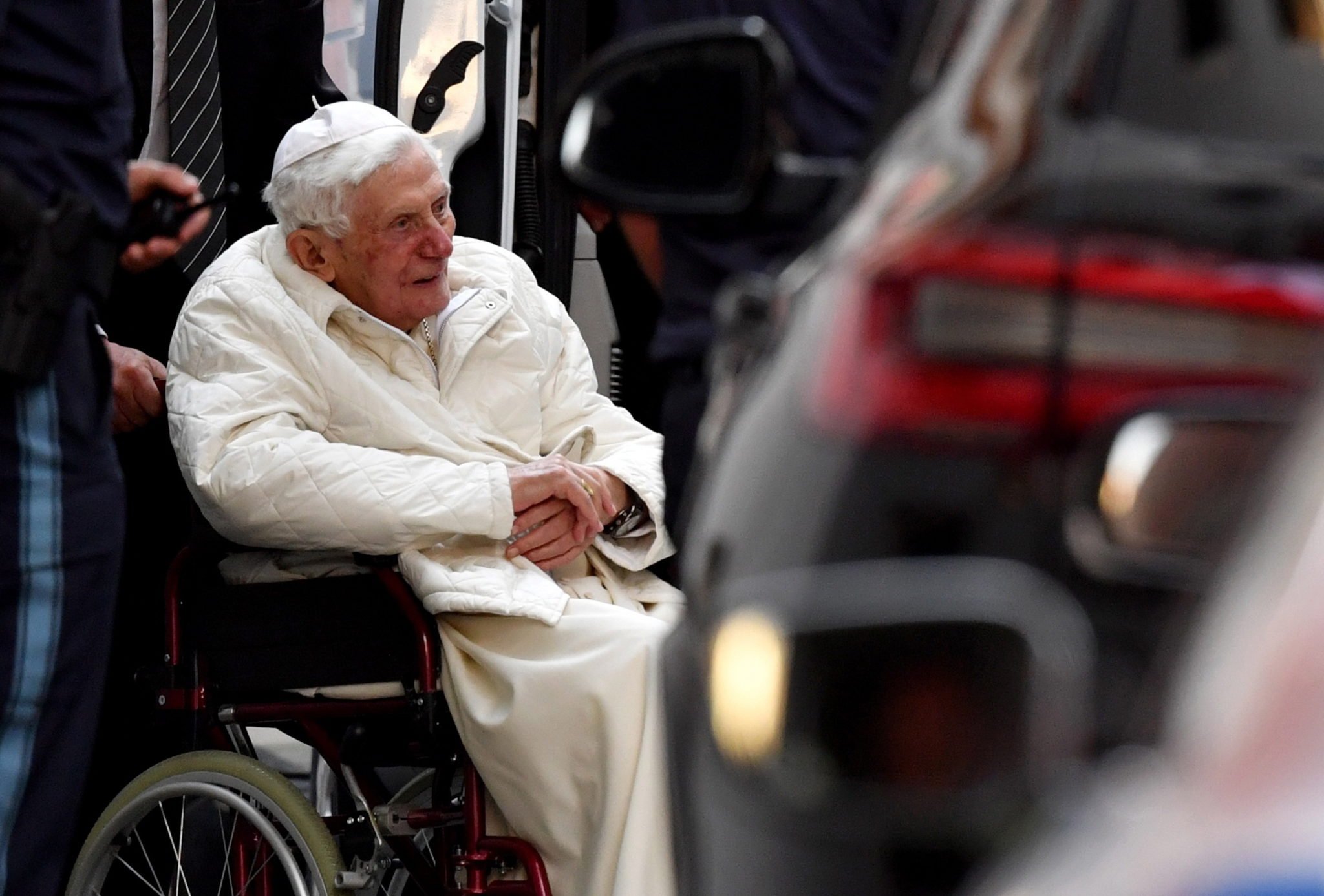 Papież senior udał się do Niemiec, by odwiedzić chorego brata. Benedykt XVI czuje się dobrze, a jego forma pozwoliła na tak daleką podróż. fot. EPA/PHILIPP GUELLAND