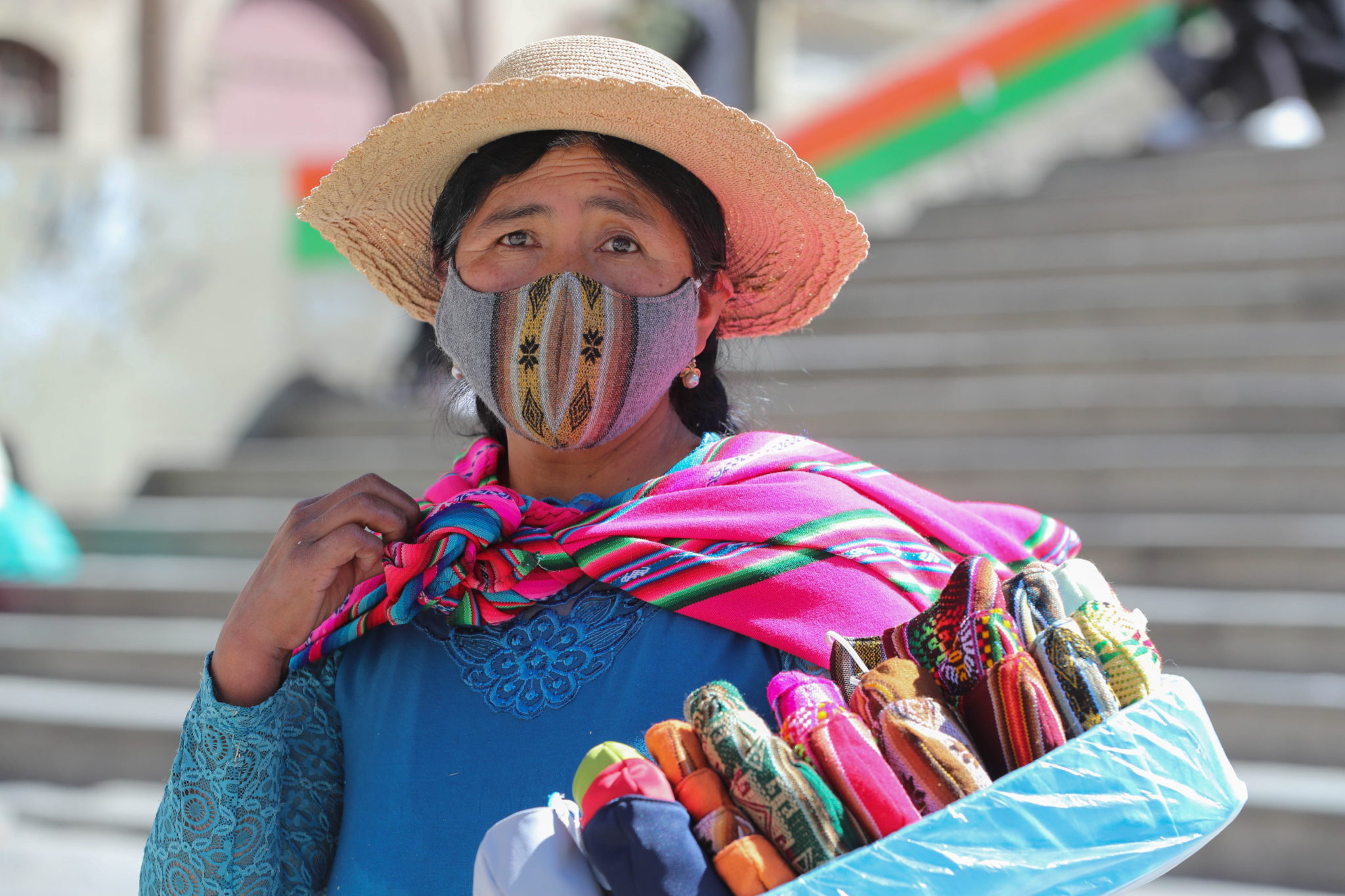 La Paz, Boliwia:  maski ochronne sprzedawane w czasie pandemii, fot. EPA / Martin Alipaz