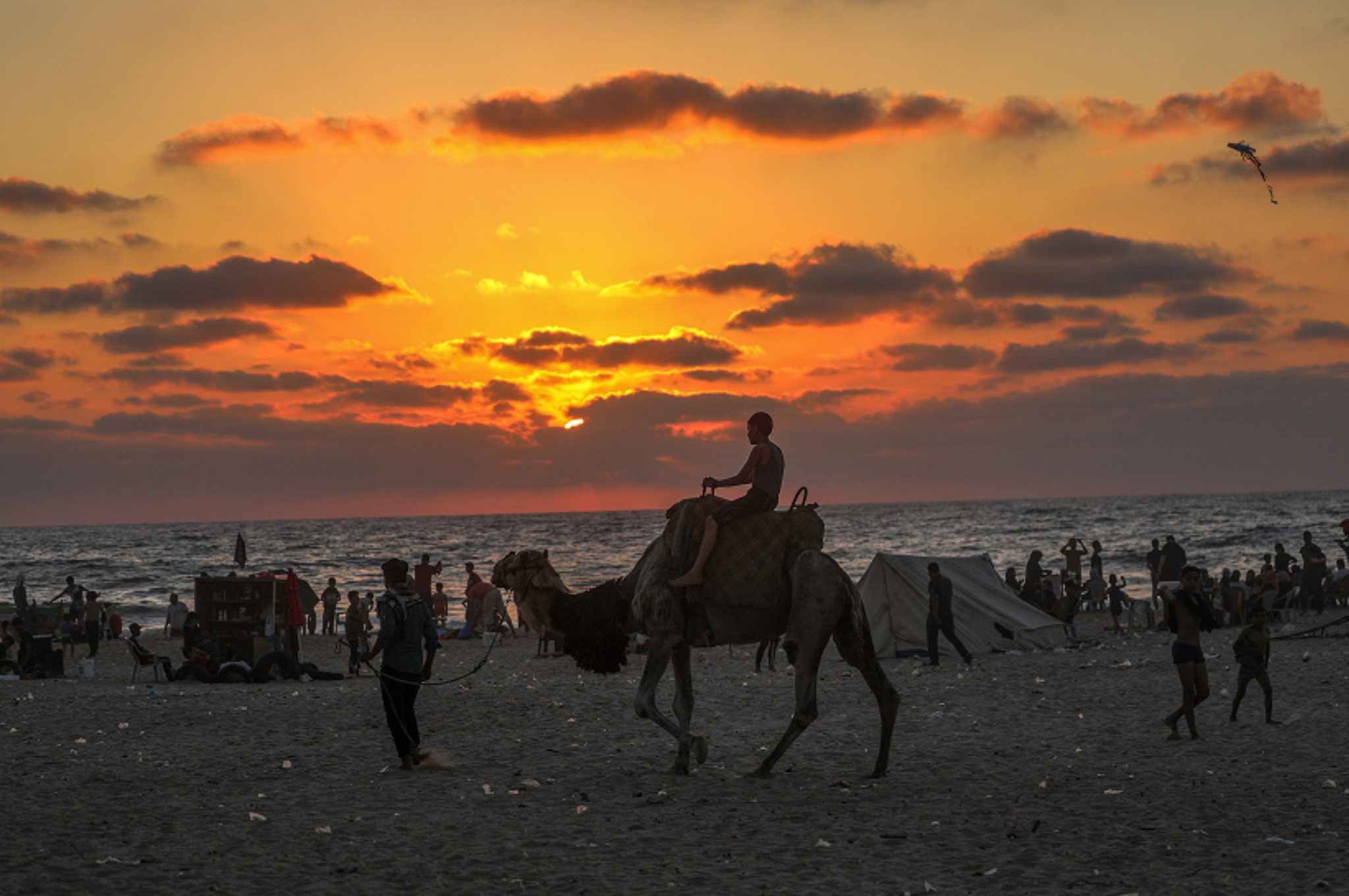  Zachód słońca nad Morzem Śródziemnym, Stefa Gazy, fot. EPA / MOHAMMED SABER