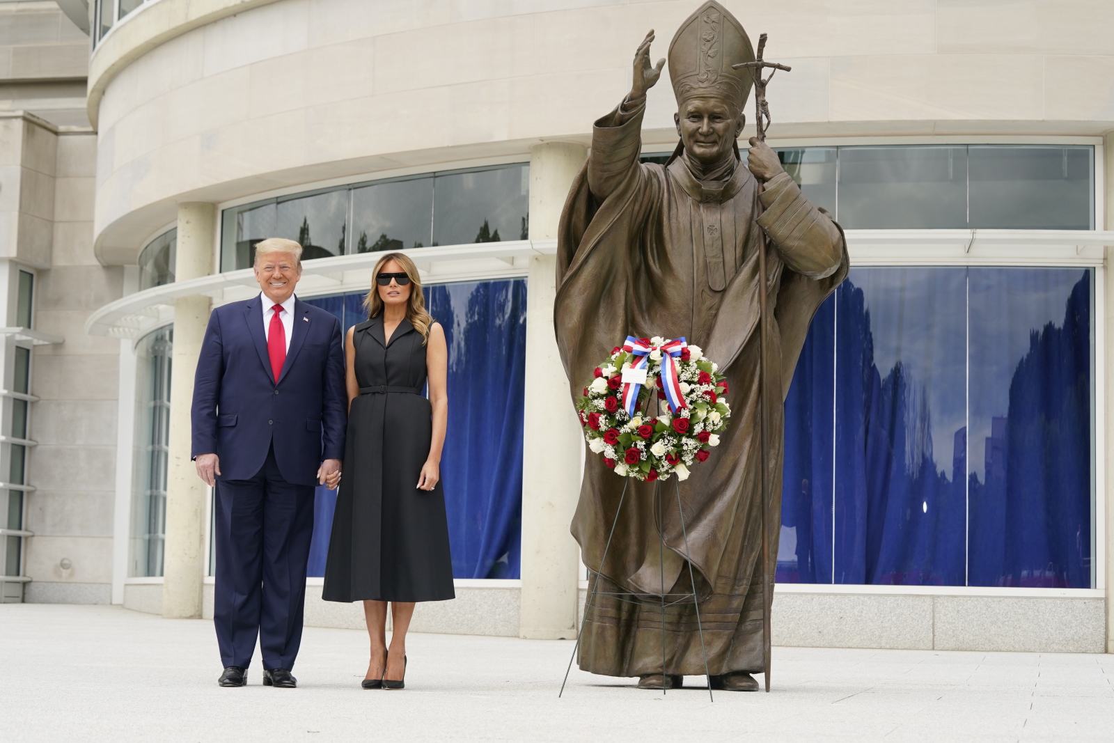 Donlad i Melania Trump odwiedzili Sanktuarium św. Jana Pawła II w Waszyngtonie fot. EPA/CHRIS KLEPONIS