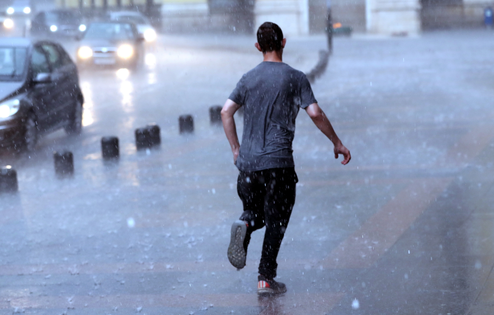 Deszcz w Sarajewie fot. PAP/EPA/FEHIM DEMIR