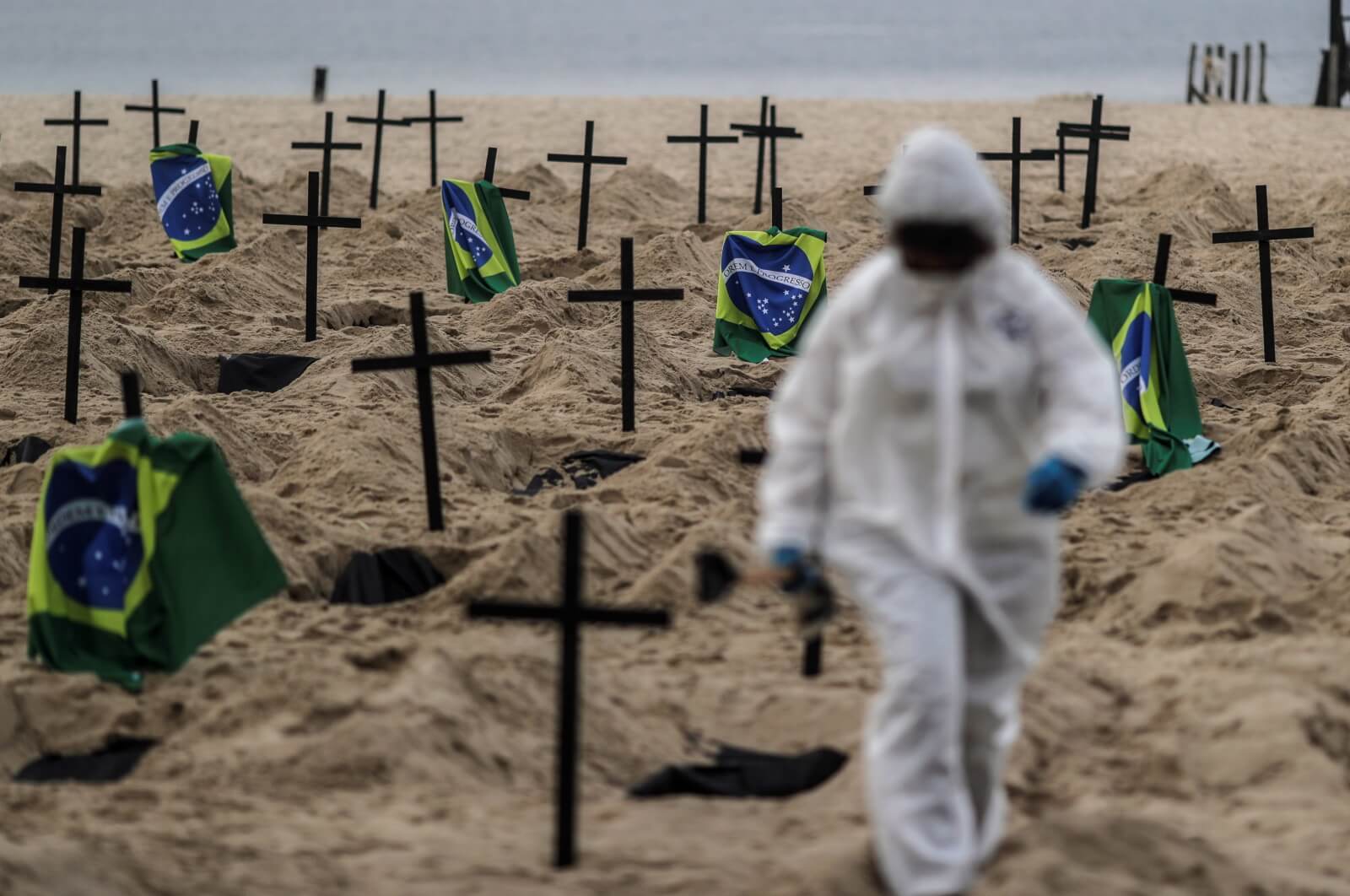 Tragiczne skutki pandemii w Brazylii fot. EPA/ANTONIO LACERDA 
