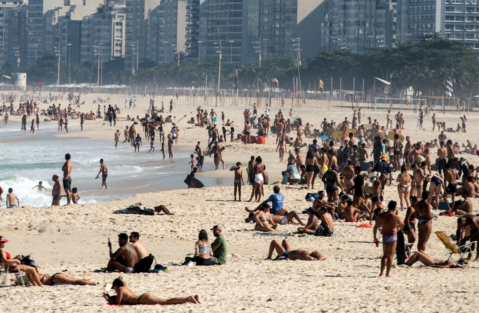 Pomimo pandemii brazylijczycy tłumnie wybierają się na plażę fot. EPA/Antonio Lacerda 
