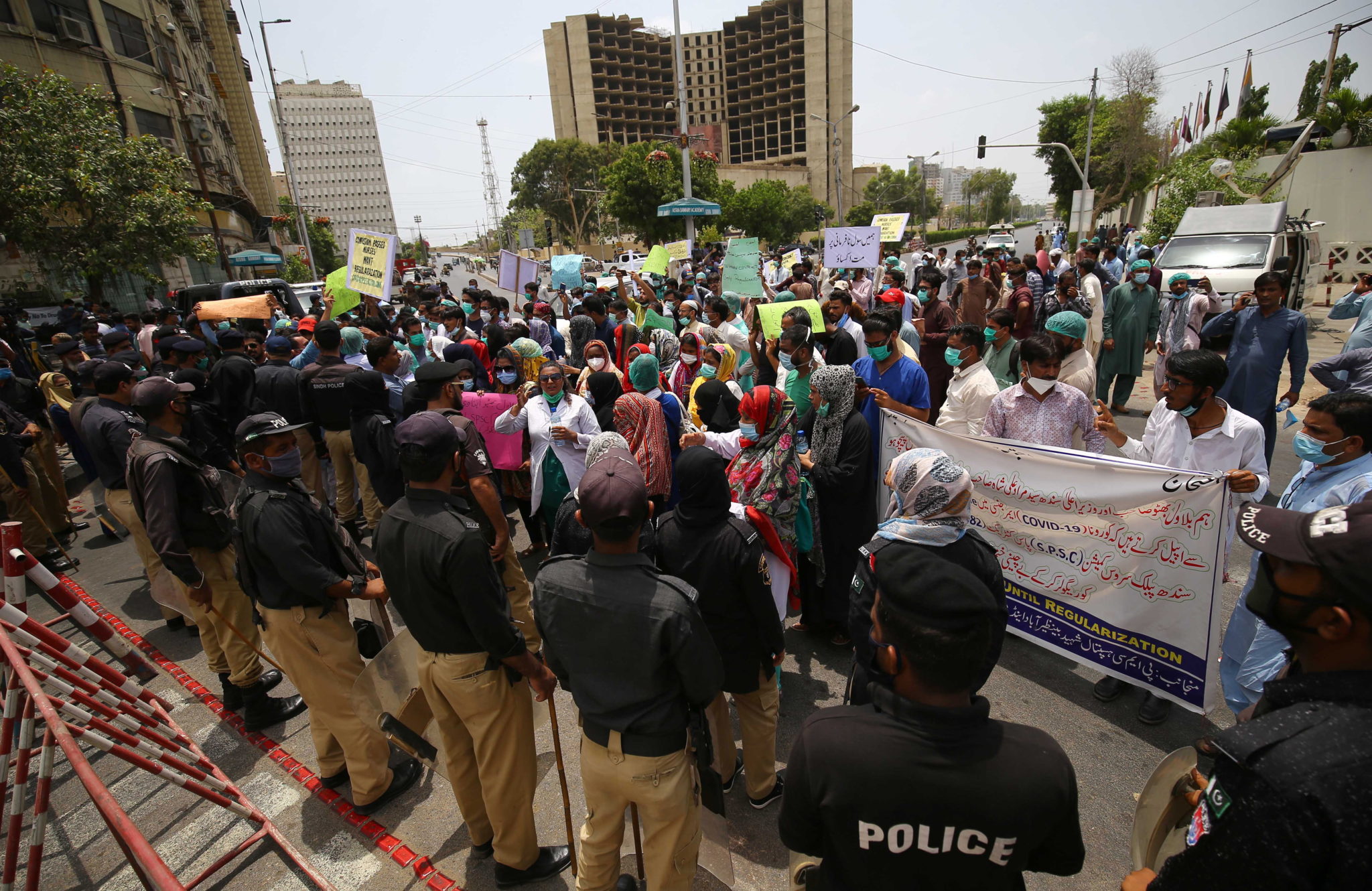 Protesty medyków. Również Pakistan. Fot. EPA/SHAHZAIB AKBER 