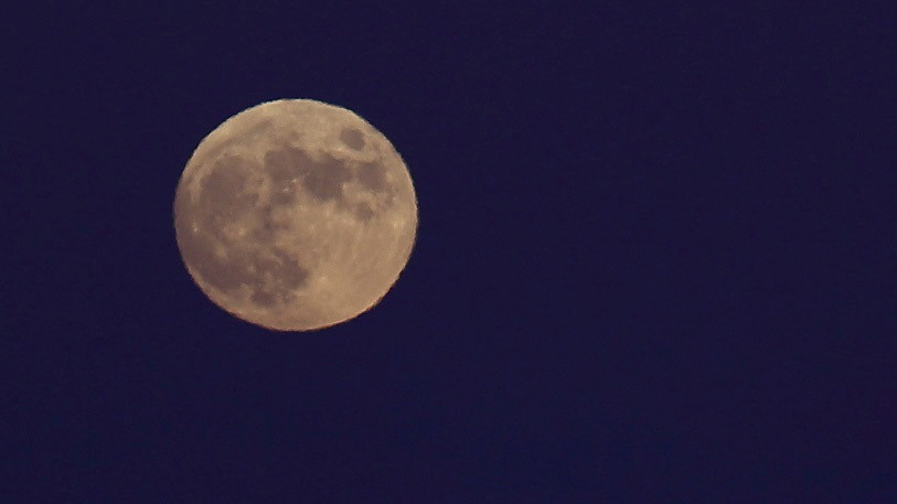 Galicja, Hiszpania: księżyc w pełni. To dzień, w którym Ziemia będzie w najdalszym punkcie swojej orbity wokół Słońca, zjawisko znane również jako aphelium, fot. EPA / SXENICK 