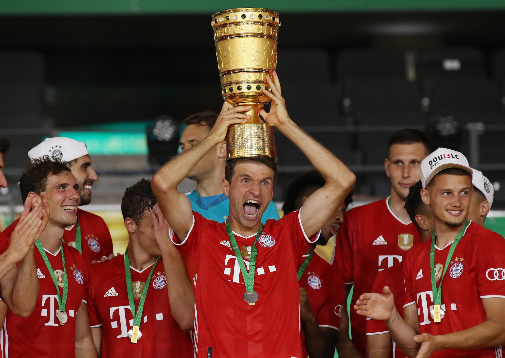 Bayern Monachium świętuje zdobycie trofeum po wygraniu niemieckiego finału Pucharu DFB pomiędzy Bayer Leverkusen i FC Bayern Monachium na Stadionie Olimpijskim w Berlinie, fot. EPA / ALEXANDER HASSENSTEIN