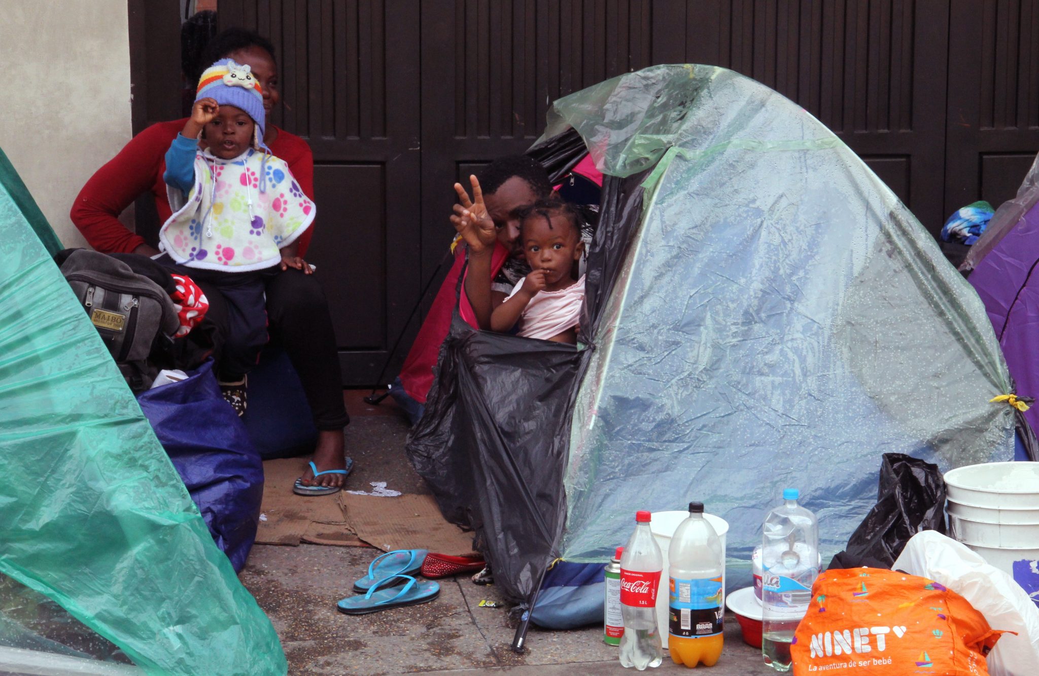 Rodziny migrantów z Haiti w drodze do Ameryki Północnej odpoczywają w namiotach na ulicach miast Kolumbii, fot. EPA/Sebastian Leonardo Castro 