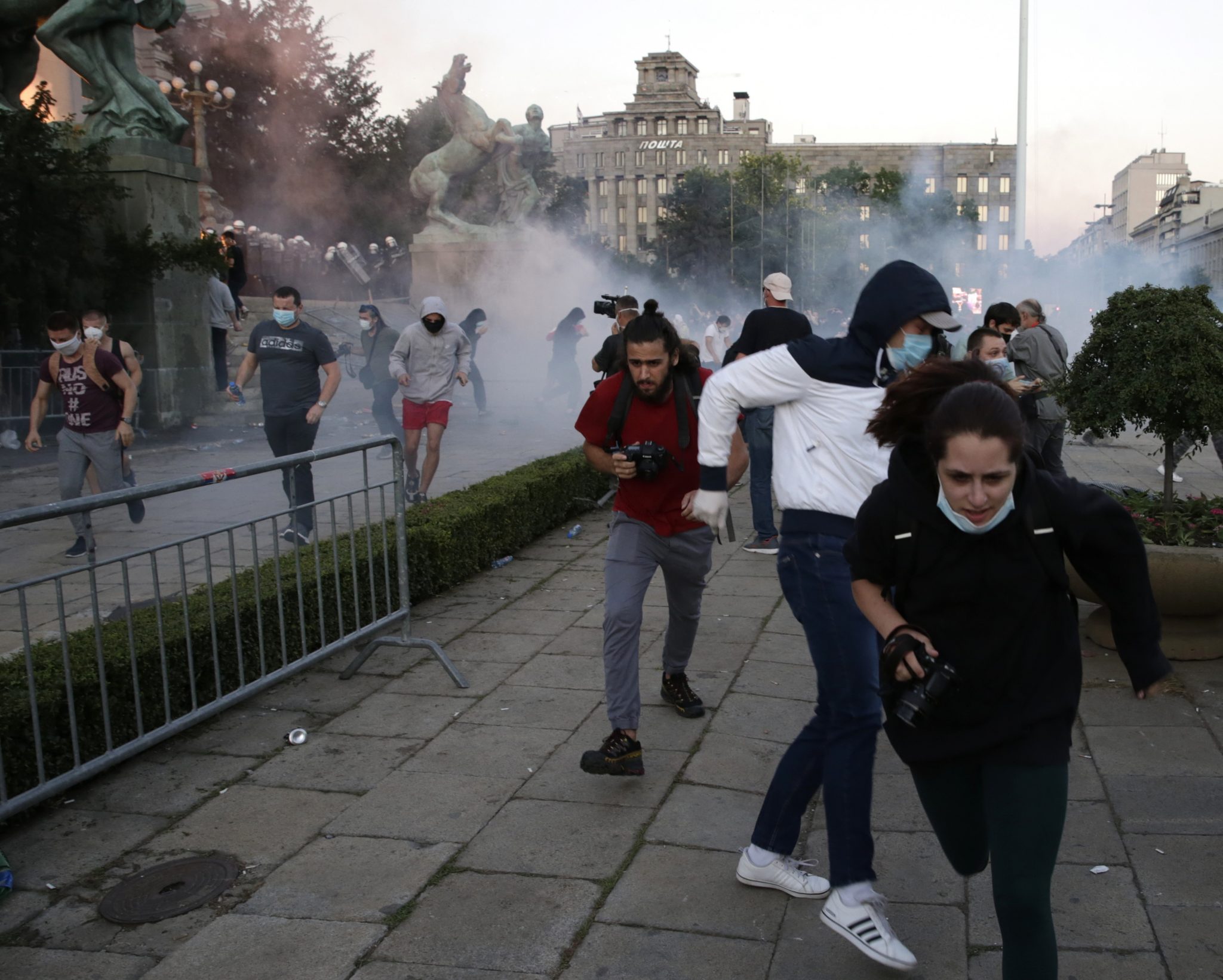 Tysiące osób wyszło na ulice Belgradu, aby zaprotestować przeciwko wprowadzeniu godziny policyjnej na weekend, którą ogłosił prezydent Serbii Aleksandar Vuczić. To reakcja serbskich władz na najwyższy wskaźnik dobowy zgonów na koronawirusa, fot. EPA/ANDREJ CUKIC 