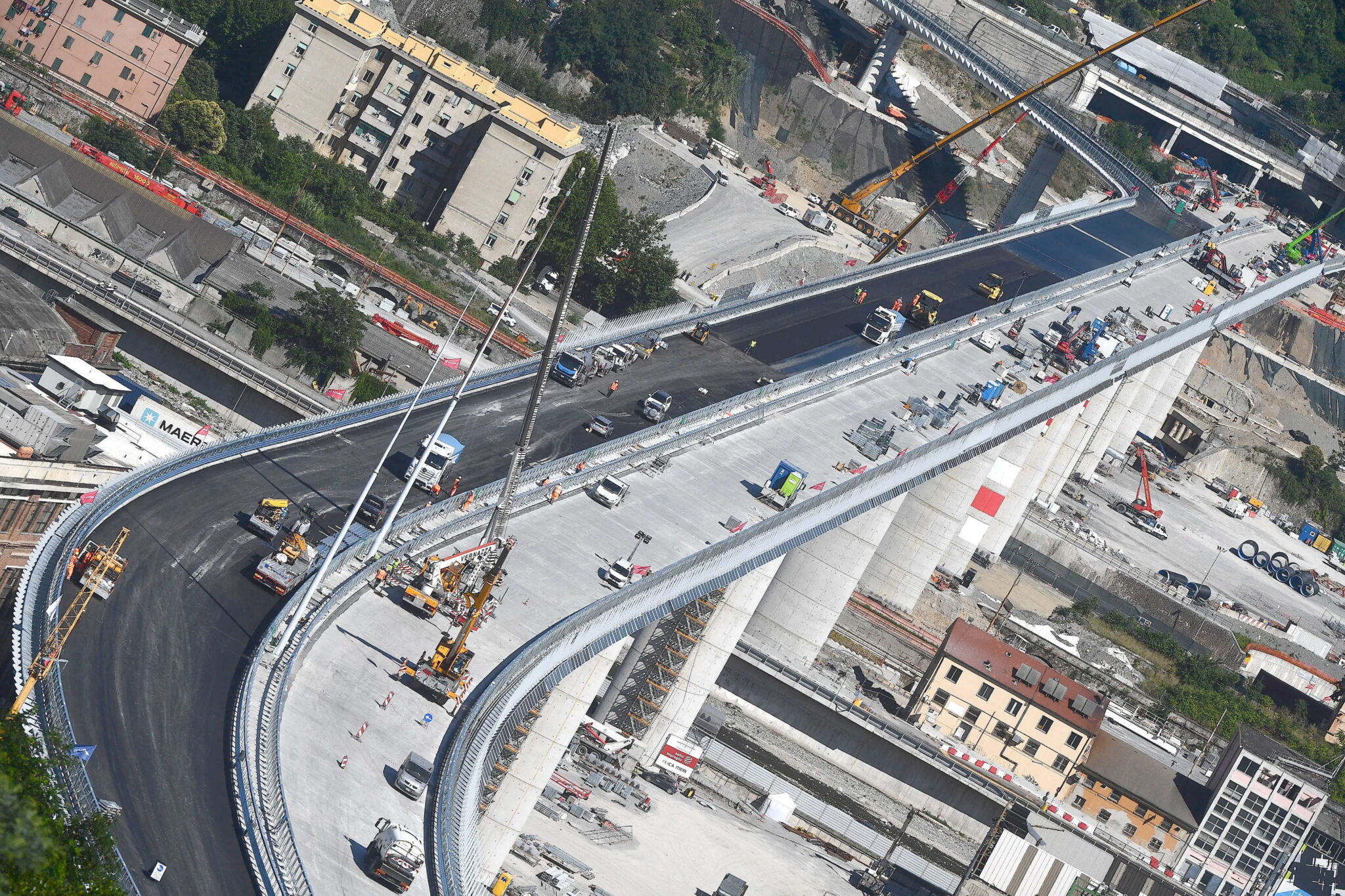 Włochy, Genua: budowa nowego mostu po ty jak w sierpniu 2018 roku most się zawalił. Zginęły wtedy 43 osoby, fot. EPA / LUCA ZENNARO 