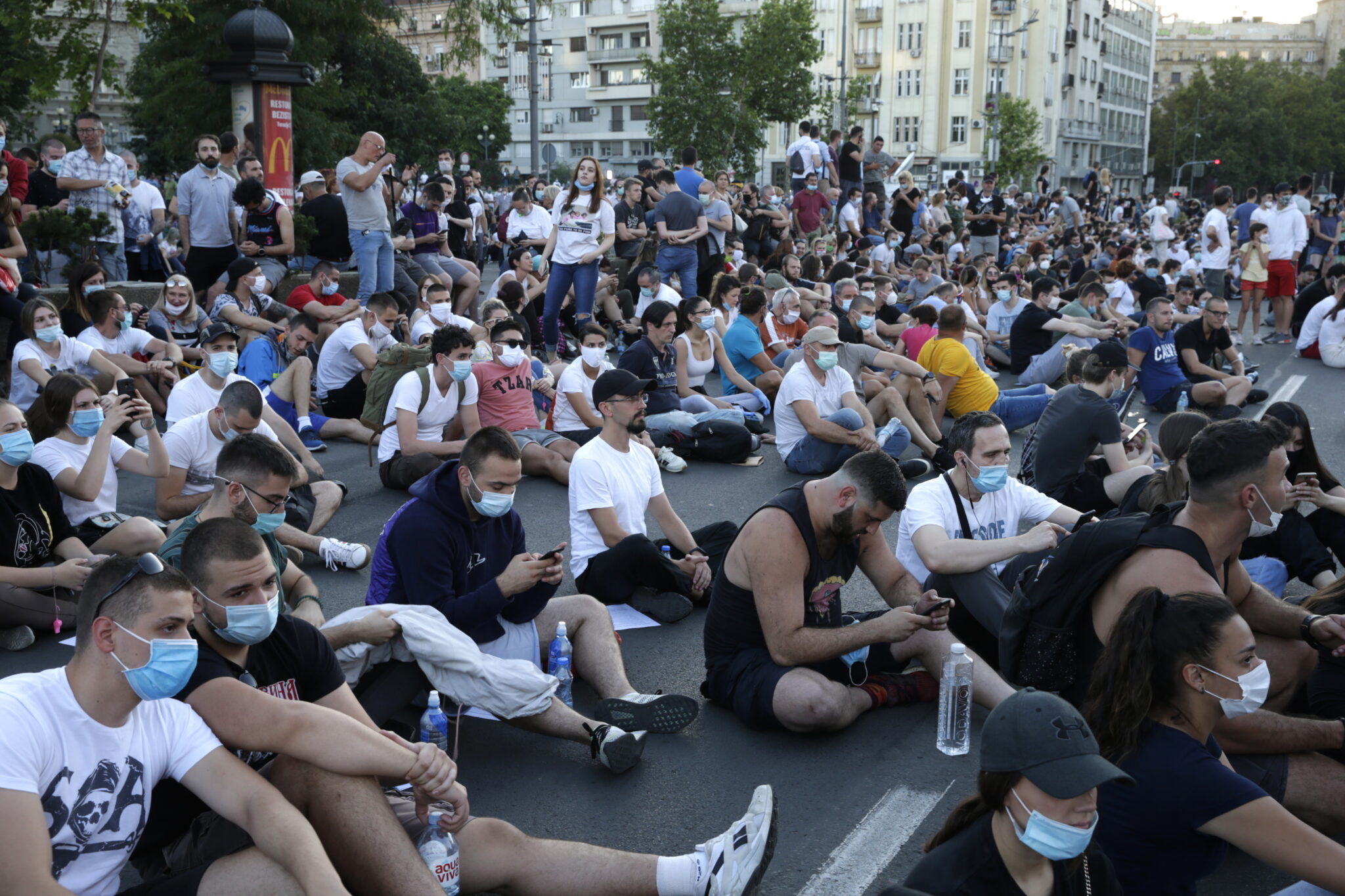 Serbia, Belgrad: protest przeciwko surowym środkom zwalczania koronawirusa, fot.  EPA / ANDREJ CUKIC 