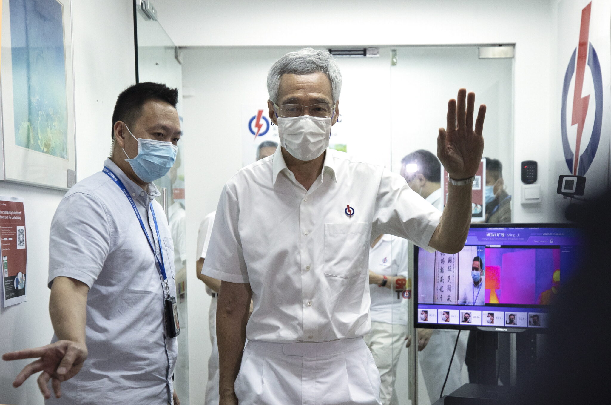 Premier Singapuru i sekretarz rządzącej Ludowej Partii Akcji Lee Hsien Loong po głosowaniu. W kraju odbyły się wybory parlamentarne, fot. EPA / HWEE YOUNG