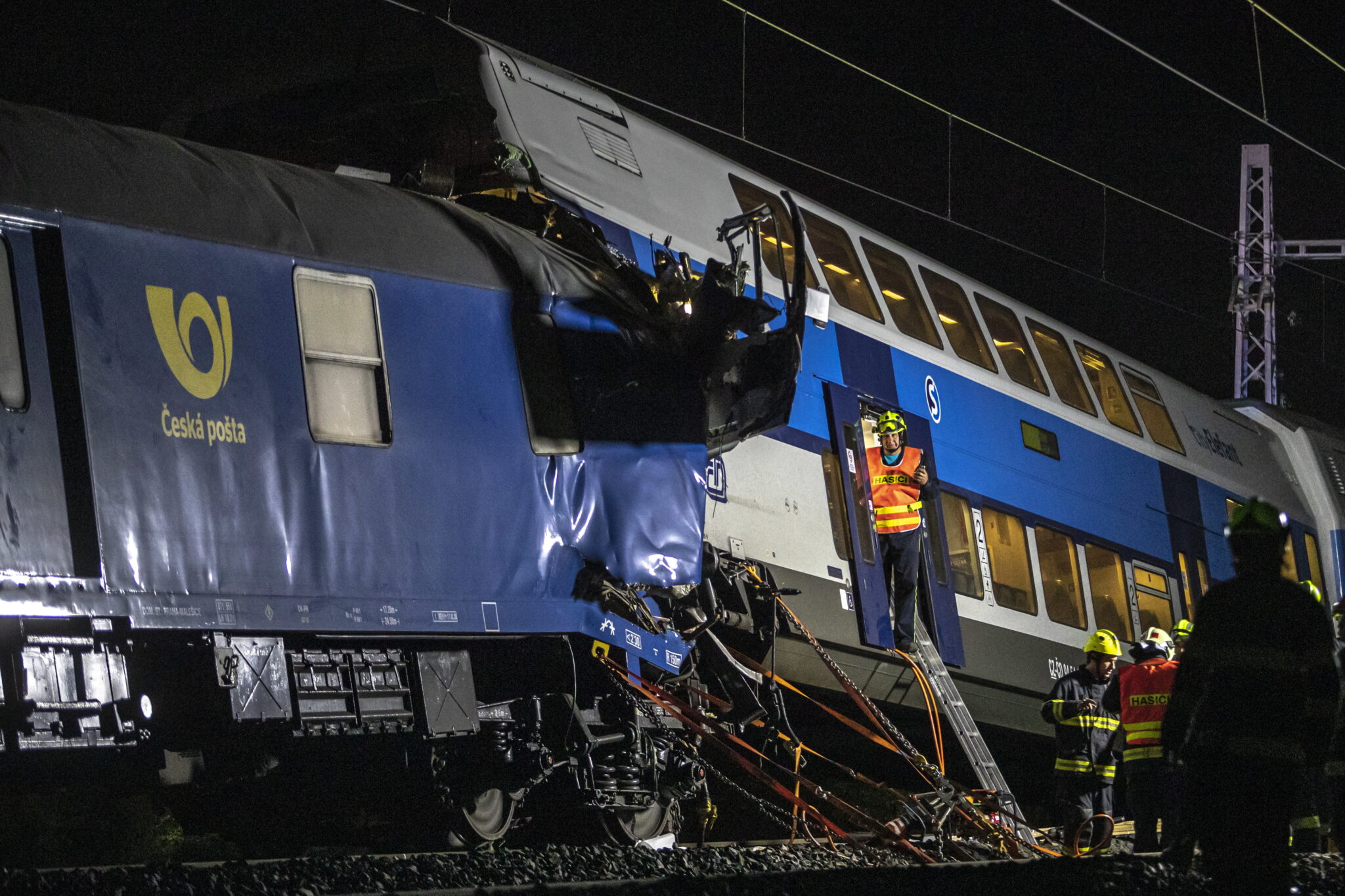 Katastrofa pociągu w czechach przyniosła śmierć jednej osoby. fot. EPA/MARTIN DIVISEK