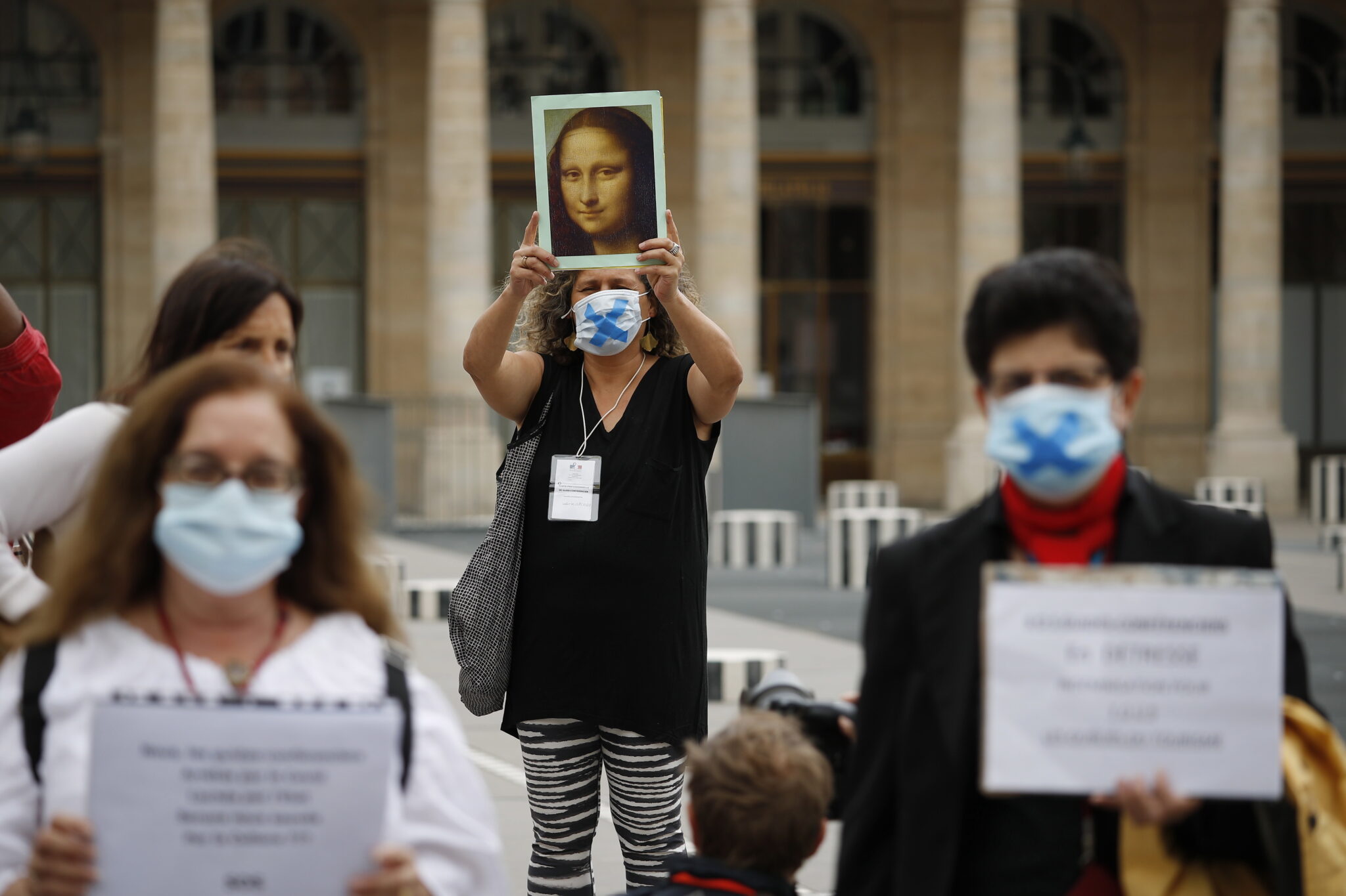 Paryż: protest przewodników muzealnych z powodu niższych zarobków spowodowanych pandemią, fot.  EPA / YOAN VALAT