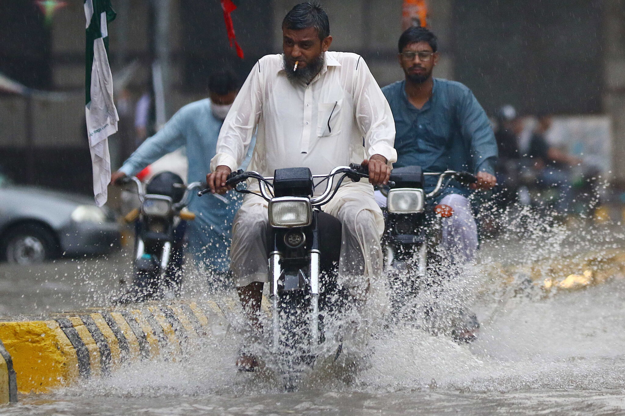 Karaczi, Pakistan: zalane ulice po ulewnych deszczach, fot. EPA / SHAHZAIB AKBER 