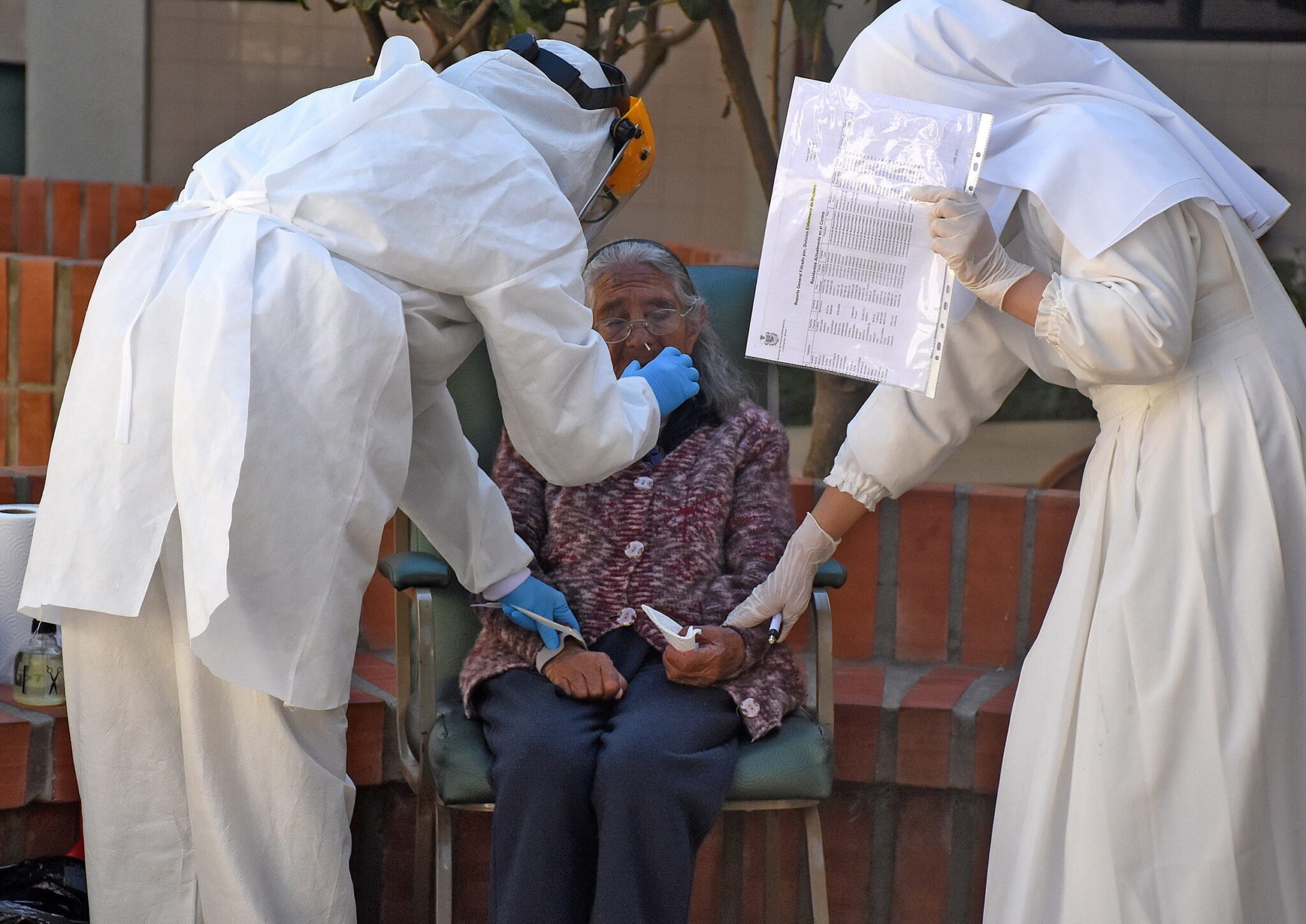 Boliwia, opieka nad pensjonariuszami domu opieki dla seniorów, fot. EPA / JORGE ABEGRO