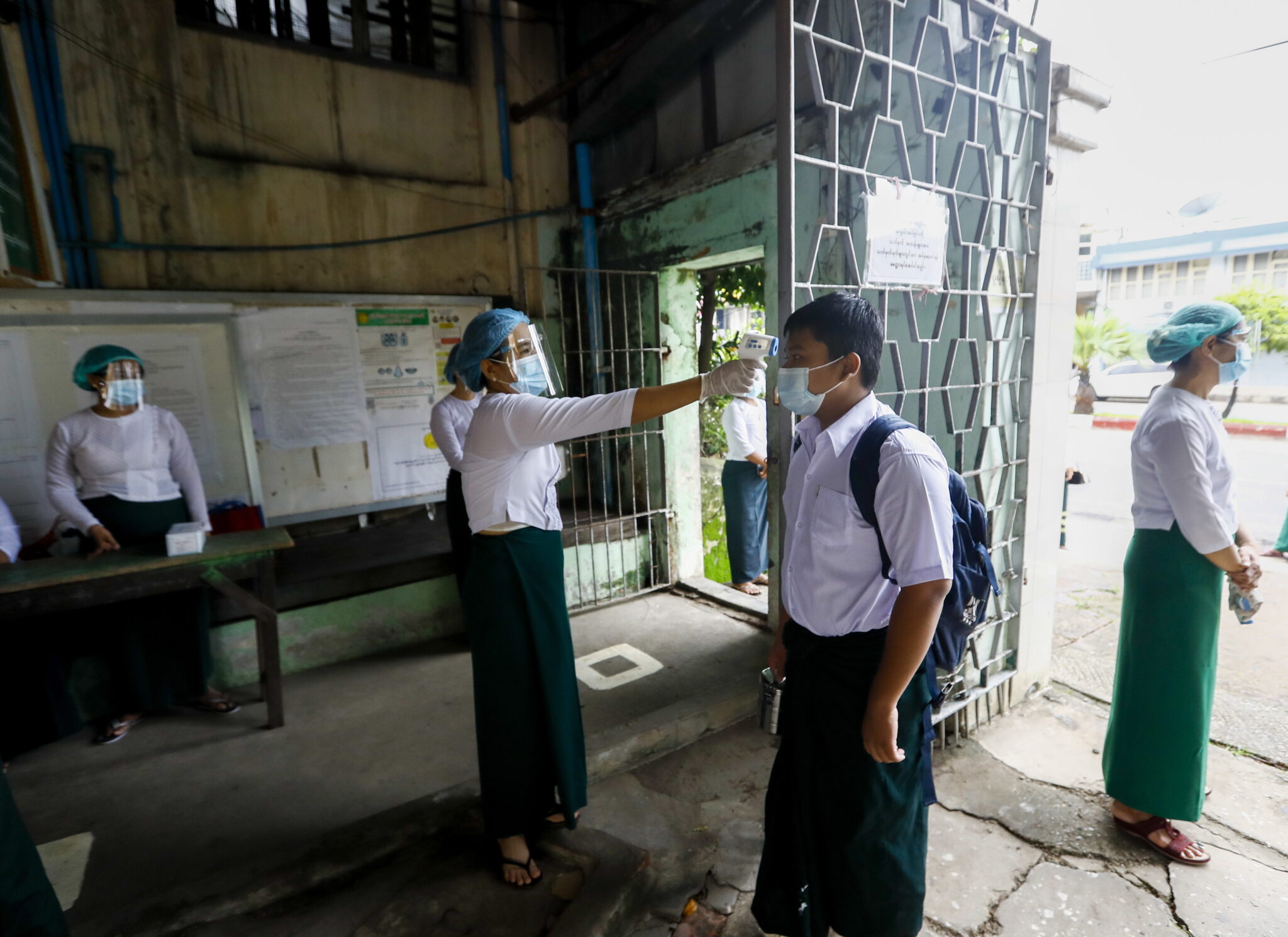Edukacja w Birmie w dobie pandemii. fot. EPA/LYNN BO BO 
