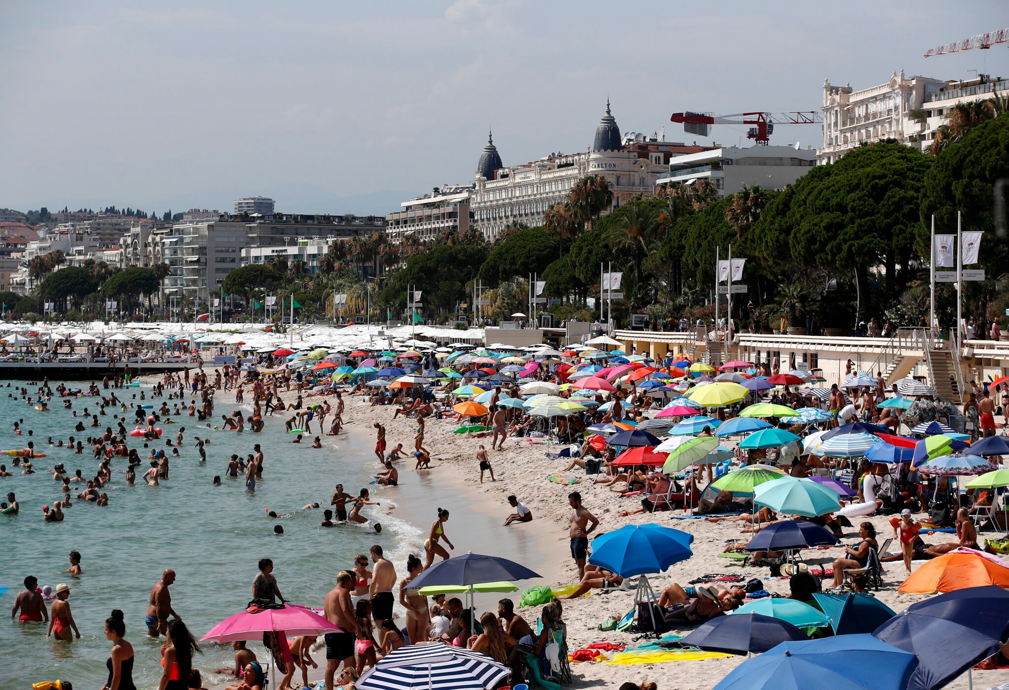 Plaża we francuskim Cannes wypełniła się tłumami turystów. fot. EPA/SEBASTIEN NOGIER