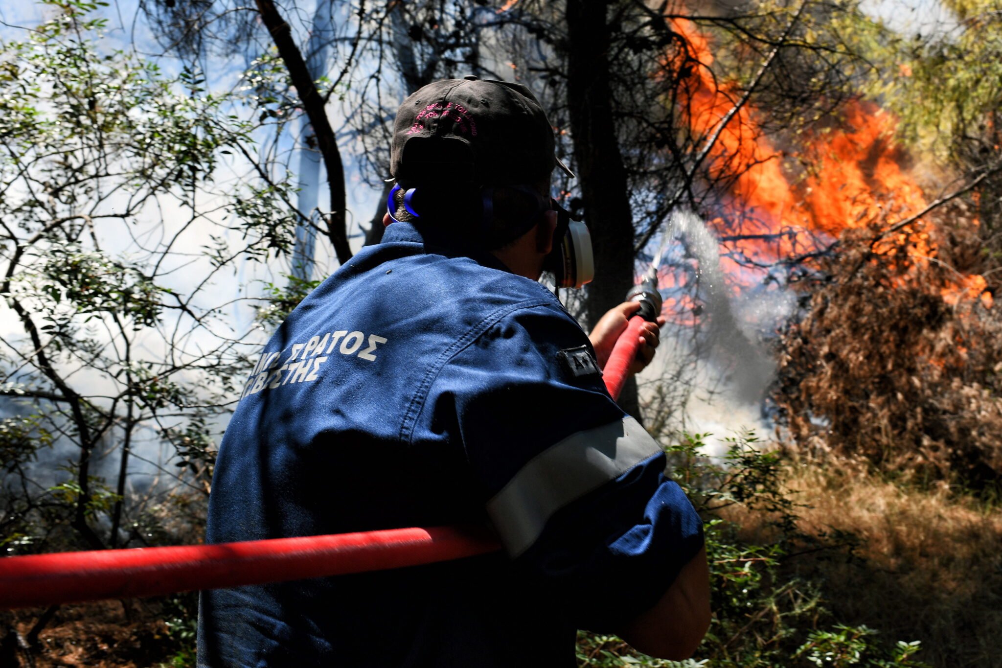 Strażacy walczą z pożarami w Grecji. fot. EPA/VASSILIS PSOMAS 
