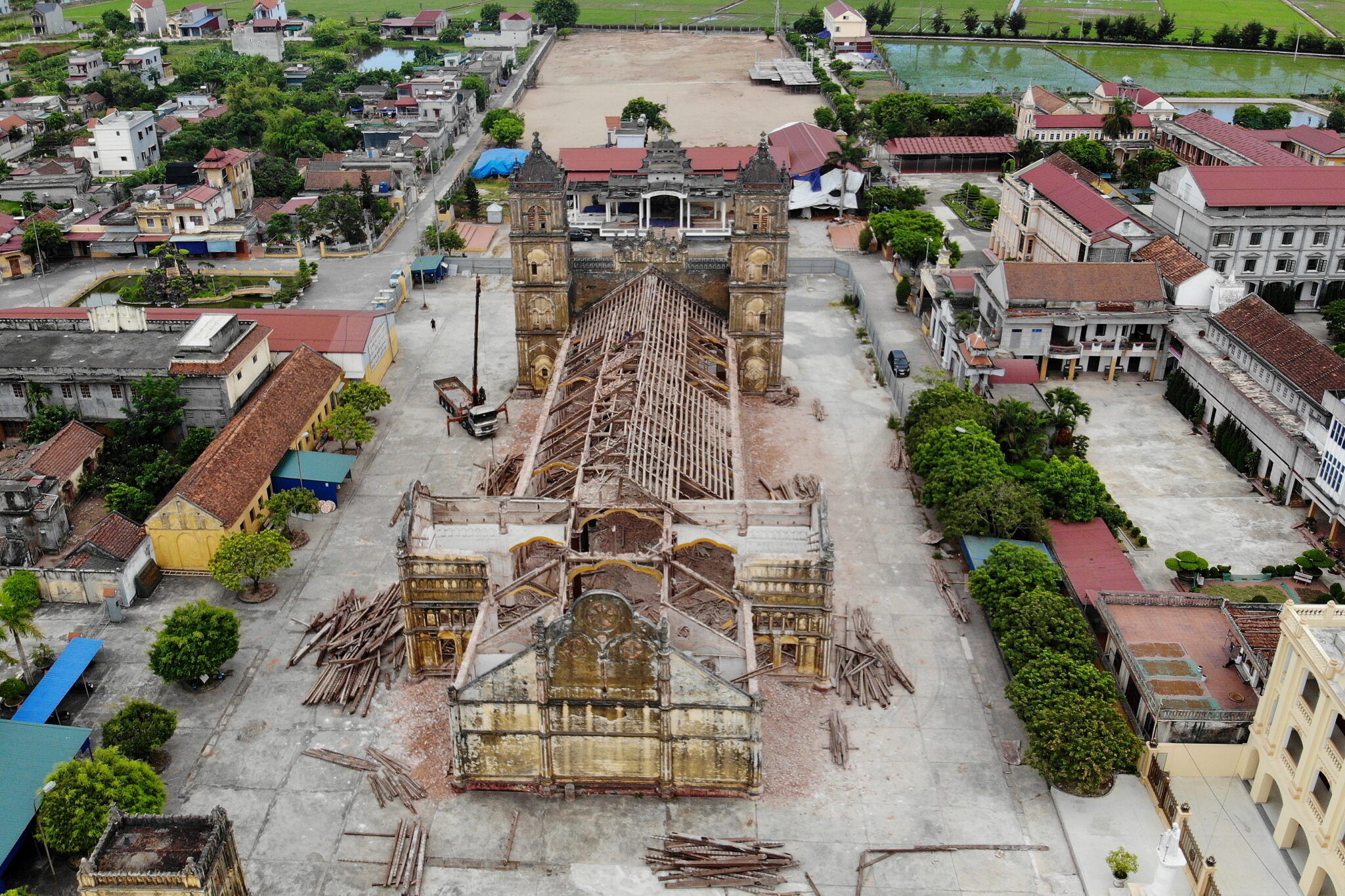 Rozbiórka katedry Bui Chu w wietnamskiej prowincji Nam Dinh. fot.  EPA/LUONG THAI LINH 