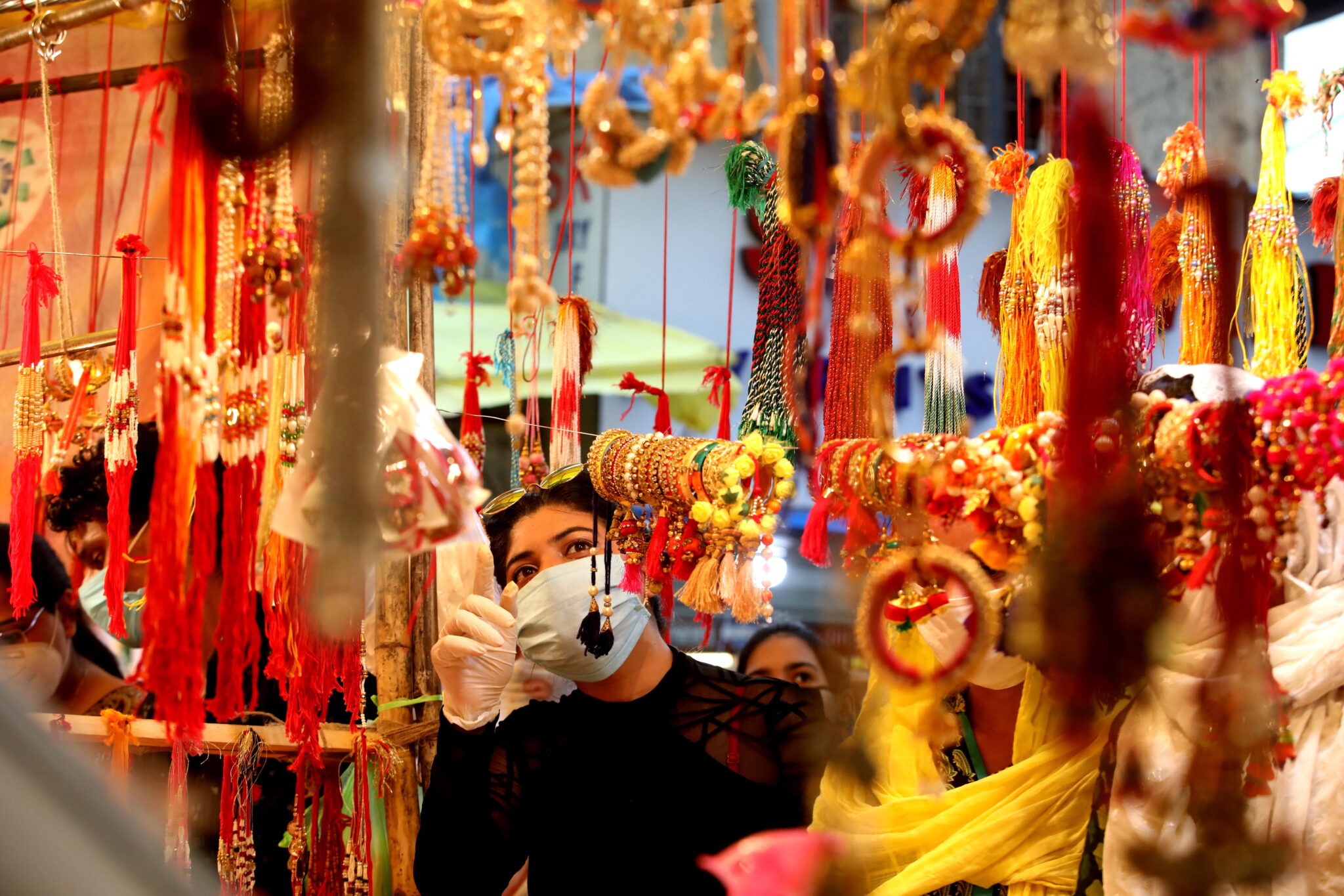 Kiermasz tradycyjnych sznurków modlitewnych w Indiach. fot.  EPA/SANJEEV GUPTA 

