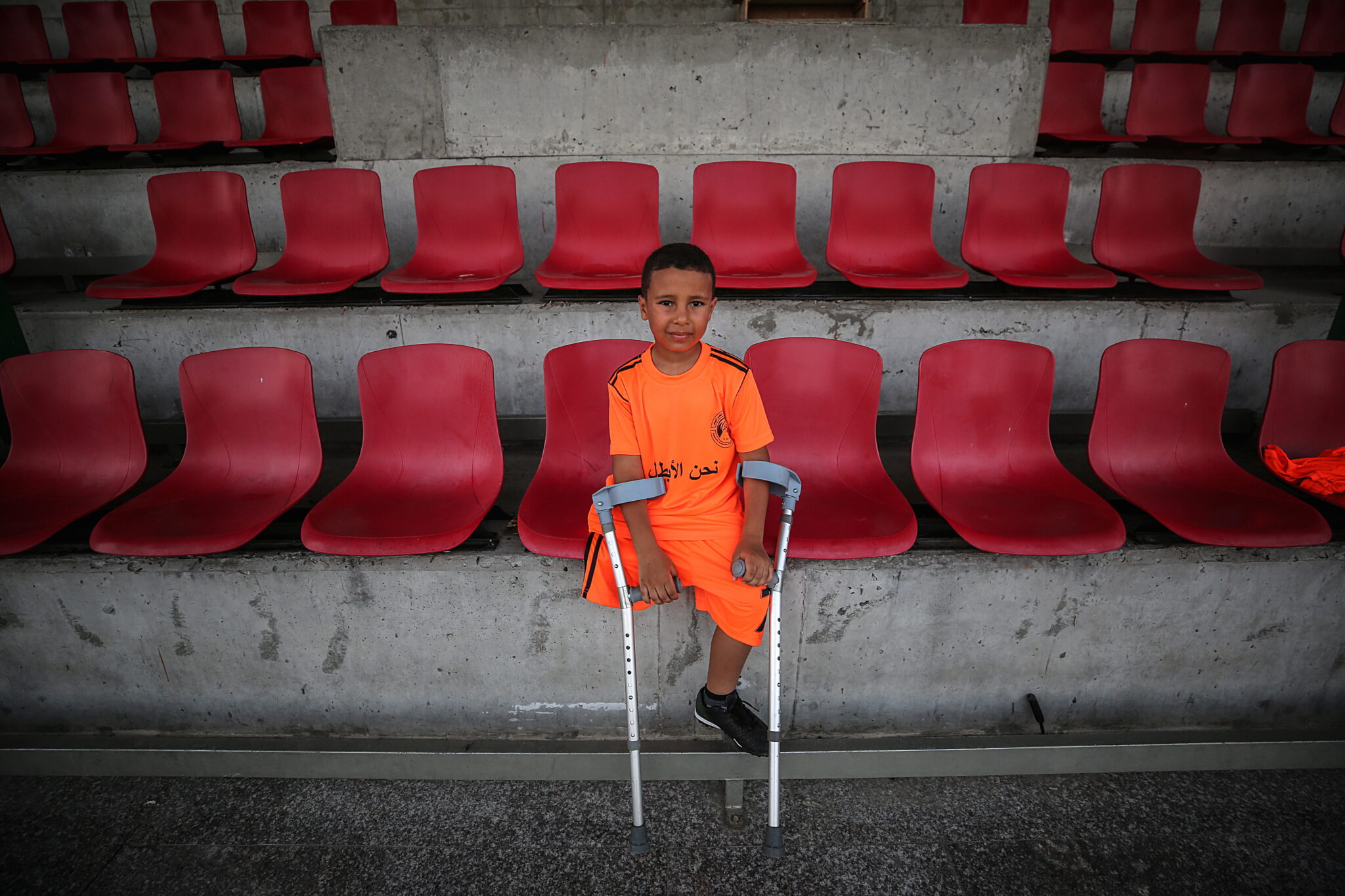 siedmioletni Alian Al-Jidd z Palestyny stracił nogę. Mimo przeciewności intensywnie trenuje grę w piłkę nożną. fot. EPA/MOHAMMED SABER 