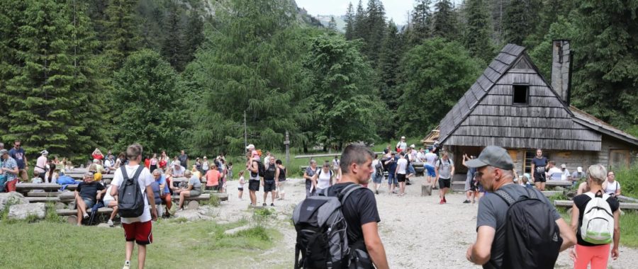 Turyści podczas wypoczynku w Dolinie Strążyskiej fot. PAP/Grzegorz Momot