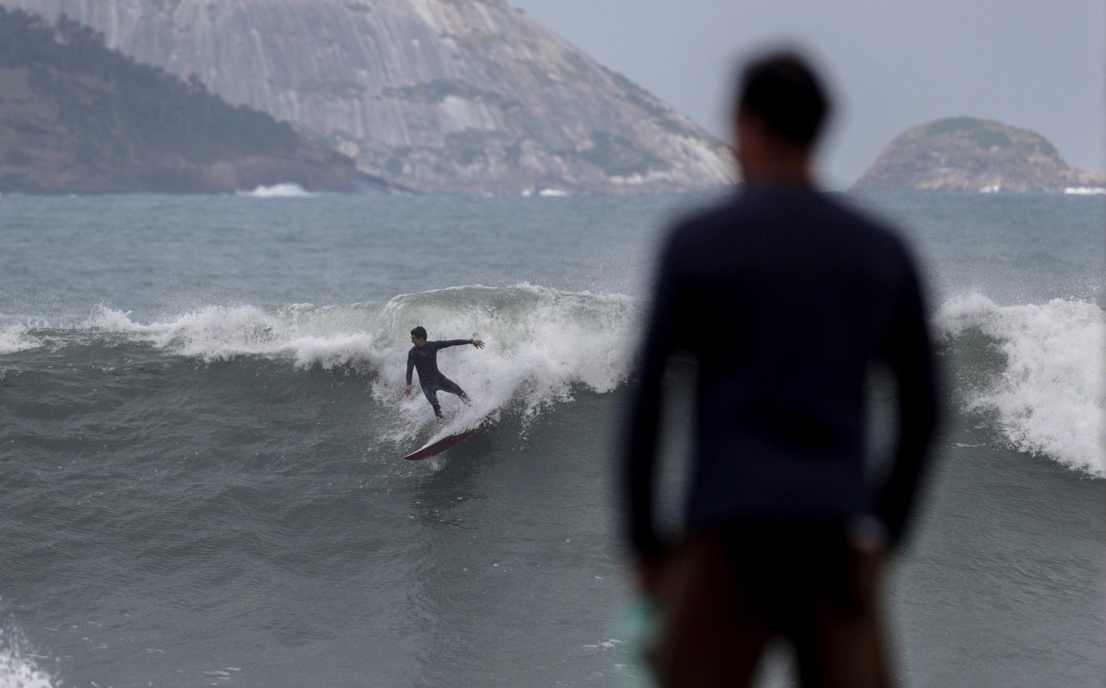 Brazylia 4 metrowe fale - raj dla surferów EPA/Antonio Lacerda 