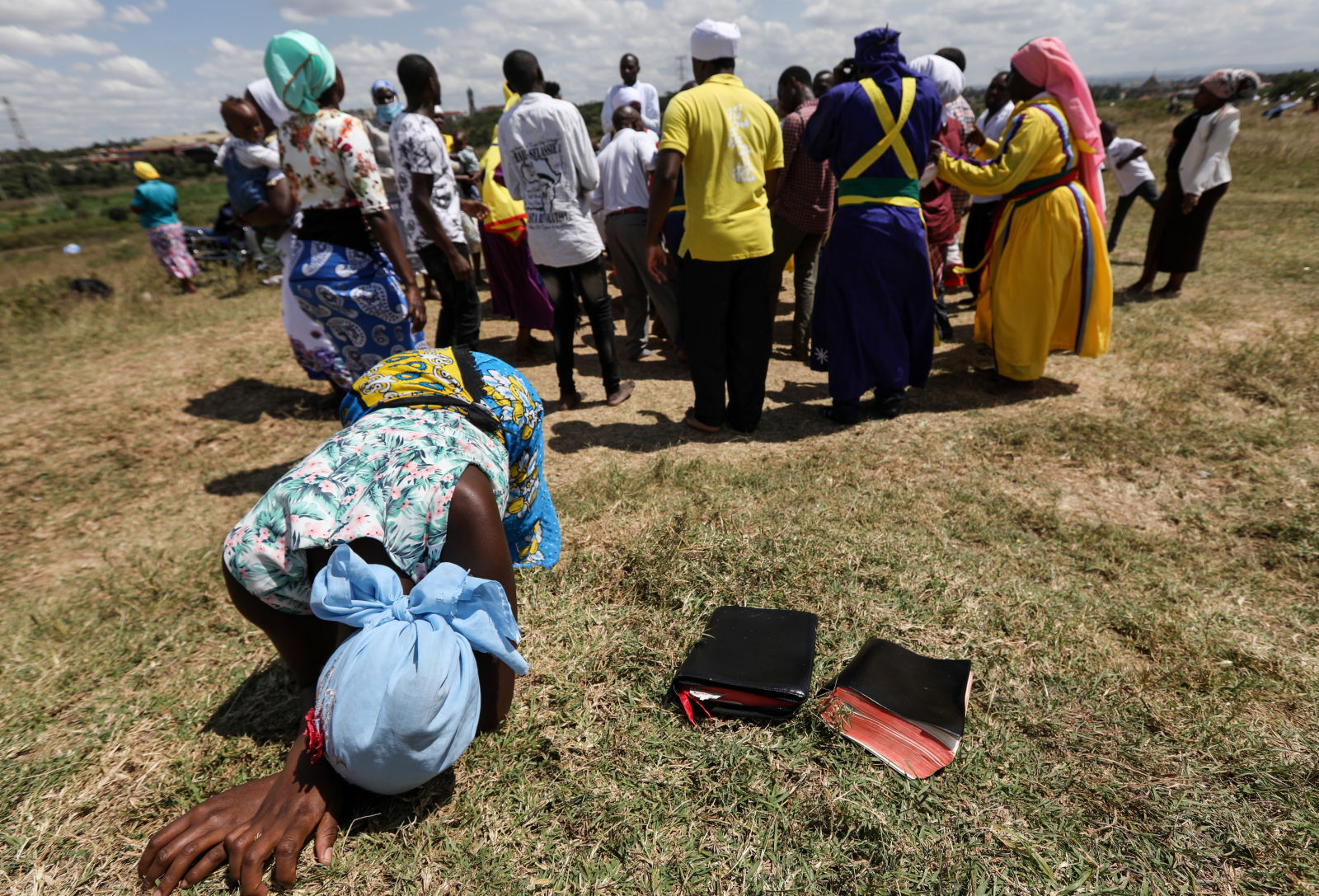 Kenia: obrzędy religijne na świeżym powietrzu w związku z wirusowymi obostrzeniami EPA/DANIEL IRUNGU 

