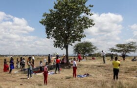 Kenia: obrzędy religijne na świeżym powietrzu w związku z wirusowymi obostrzeniami EPA/DANIEL IRUNGU