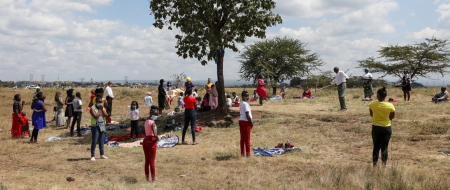 Kenia: obrzędy religijne na świeżym powietrzu w związku z wirusowymi obostrzeniami EPA/DANIEL IRUNGU