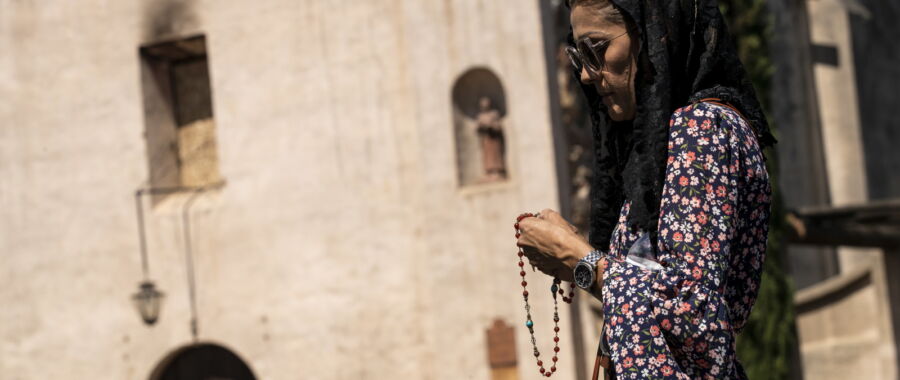 Modlitwa po zniszczeniach w San Gabrielu fot. EPA/ETIENNE LAURENT