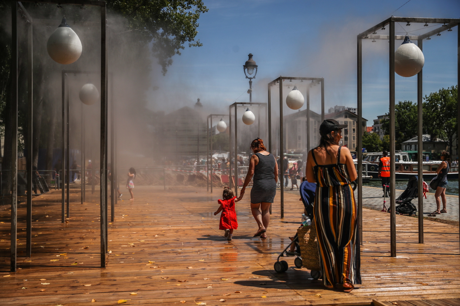 Lato w Paryżu Fot. PAP/EPA/MOHAMMED BADRA