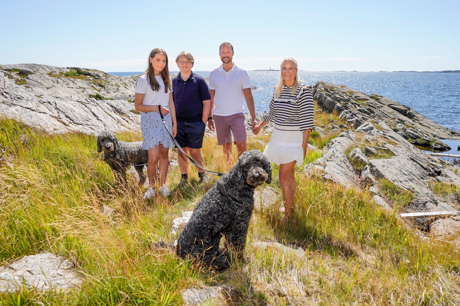 Norweski książę Haakon z rodziną EPA/LISE ASERUD  