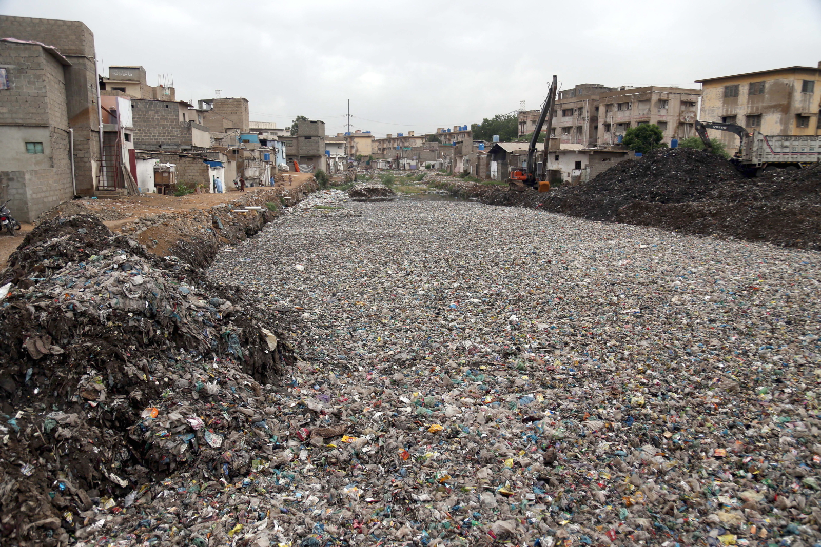 Zanieczyszczenia na rzecze w Pakistanie EPA/REHAN KHAN 