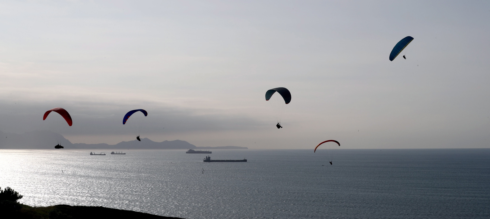Paralotniarstwo w Kraju Basków fot. EPA/LUIS TEJIDO 
